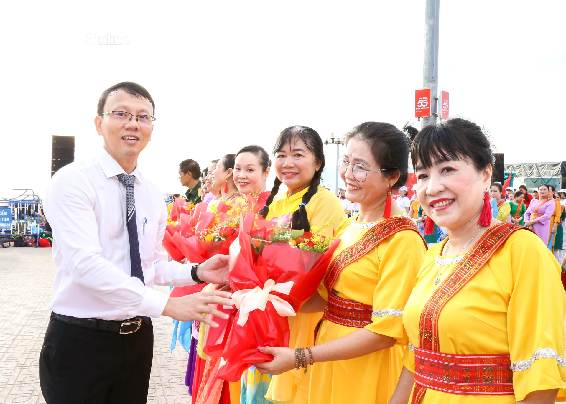 Đồng chí Nguyễn Thanh Hà tặng hoa cho đại diện các câu lạc bộ