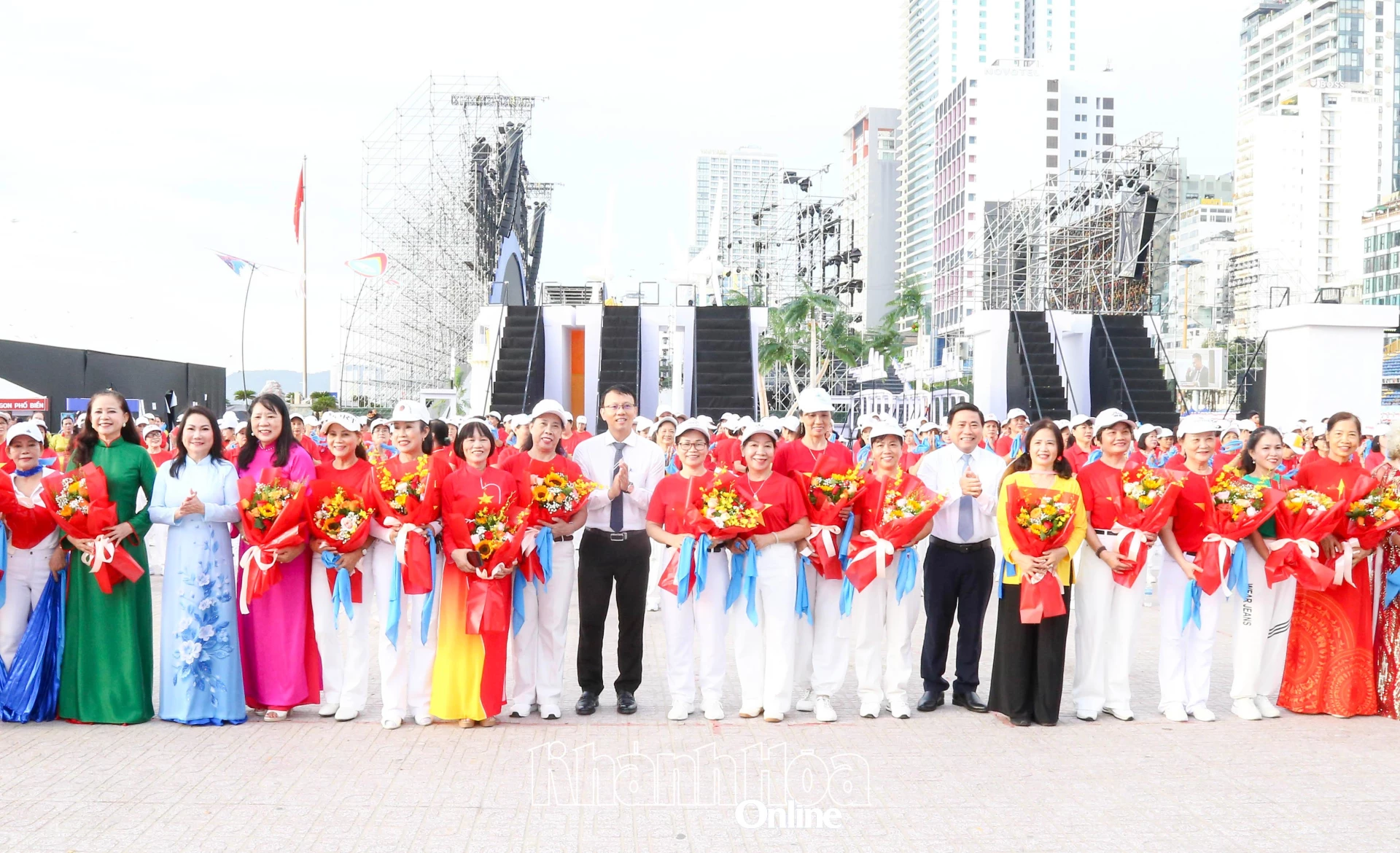 Các đồng chí lãnh đạo tỉnh tặng hoa cho các Câu lạc bộ trực thuộc Hội UNESCO tỉnh tham dự chương trình