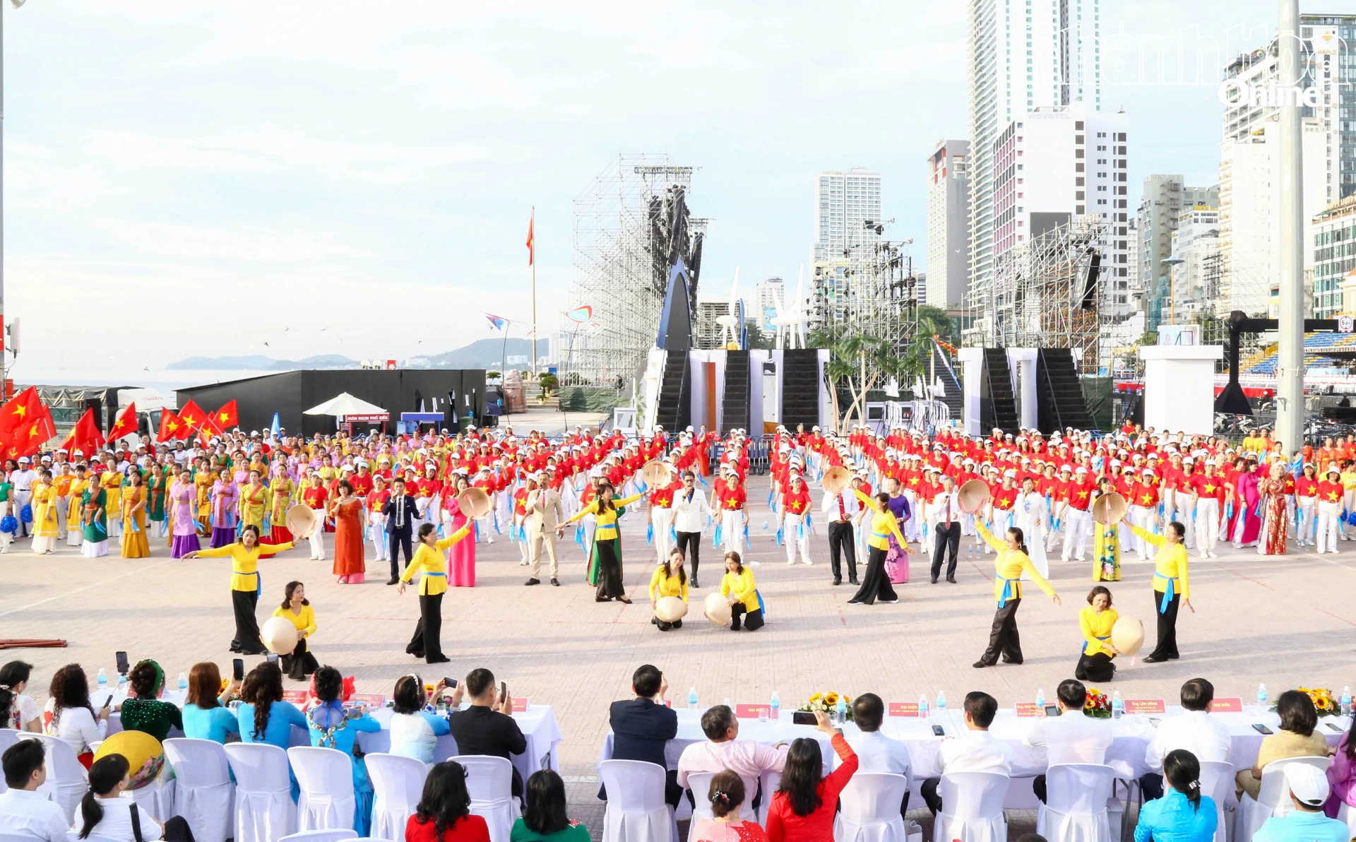 Tiết mục mở màn chương trình nghệ thuật “Sắc màu biển xanh, vươn tầm quốc tế”