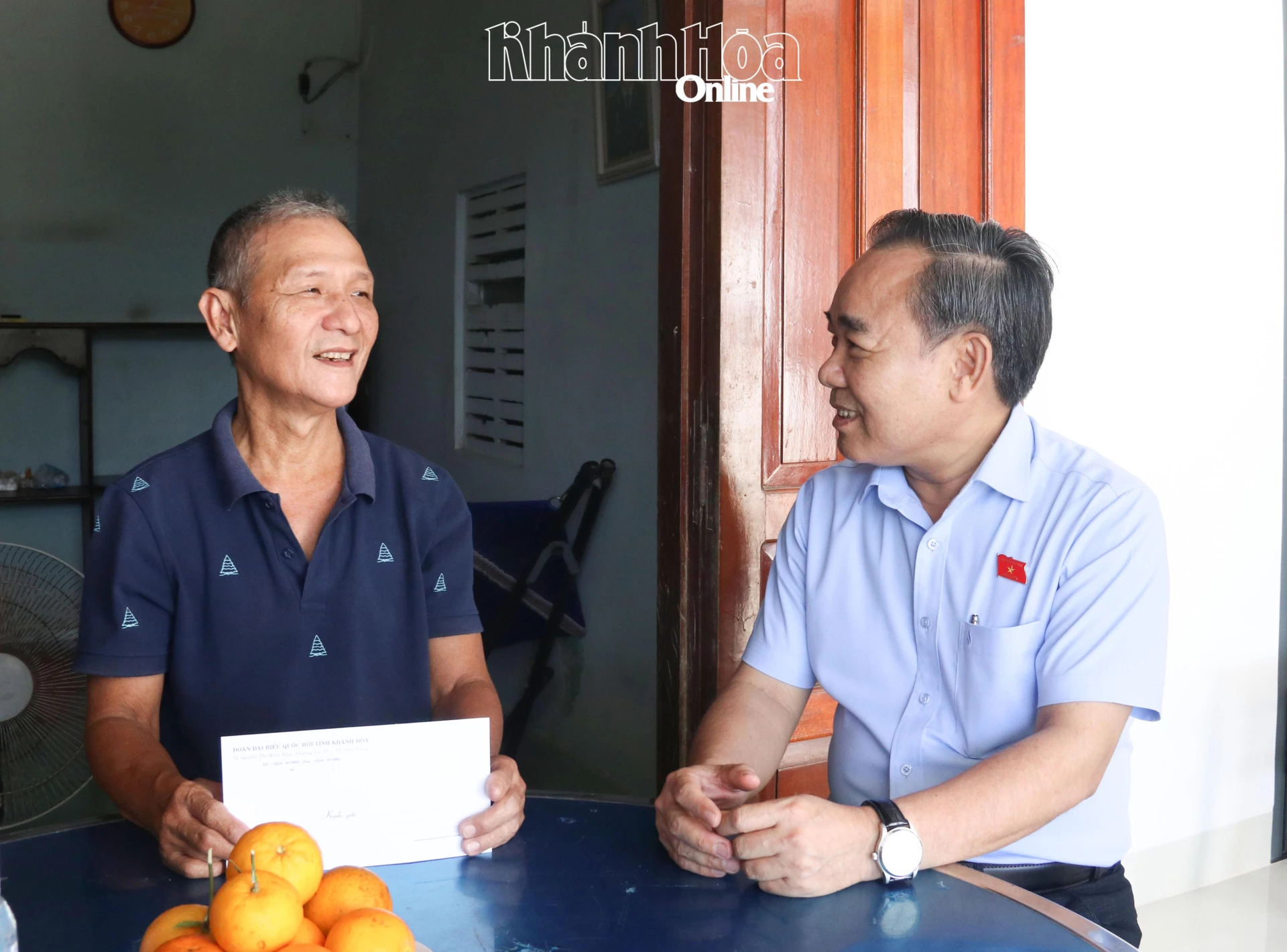 Đồng chí Lê Hữu Trí thăm hỏi ông Nguyễn Thanh.