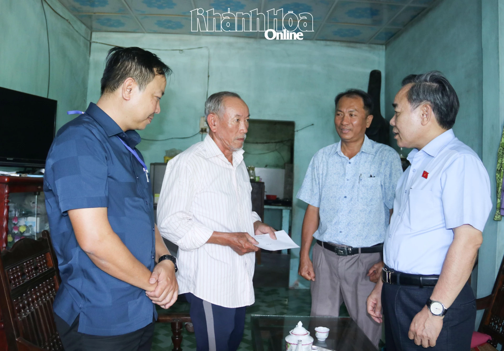Đồng chí Lê Hữu Trí động viên, thăm hỏi gia đình ông Đỗ Ngọc Minh.