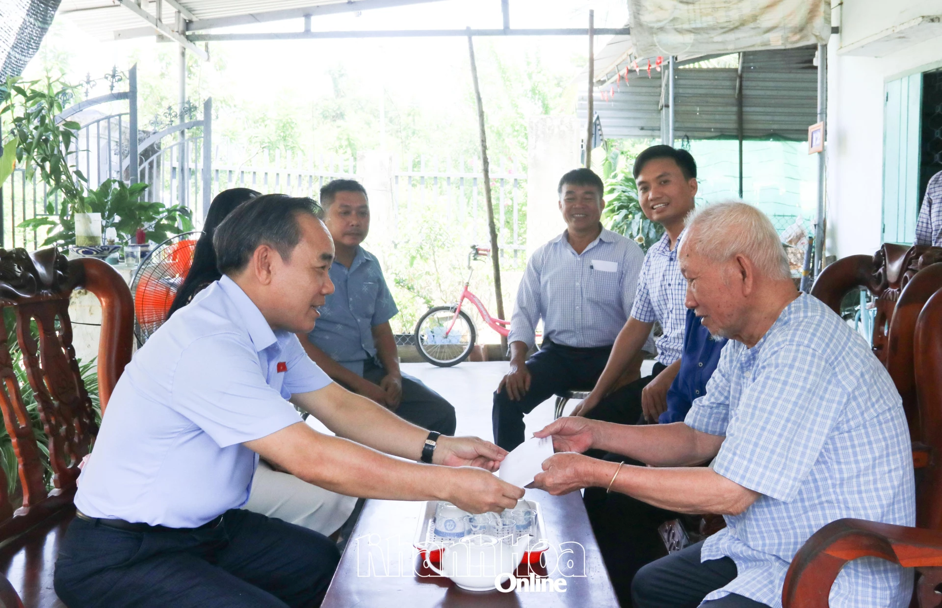Đồng chí Lê Hữu Trí tặng quà cho ông Nguyễn Xuân Phúc.