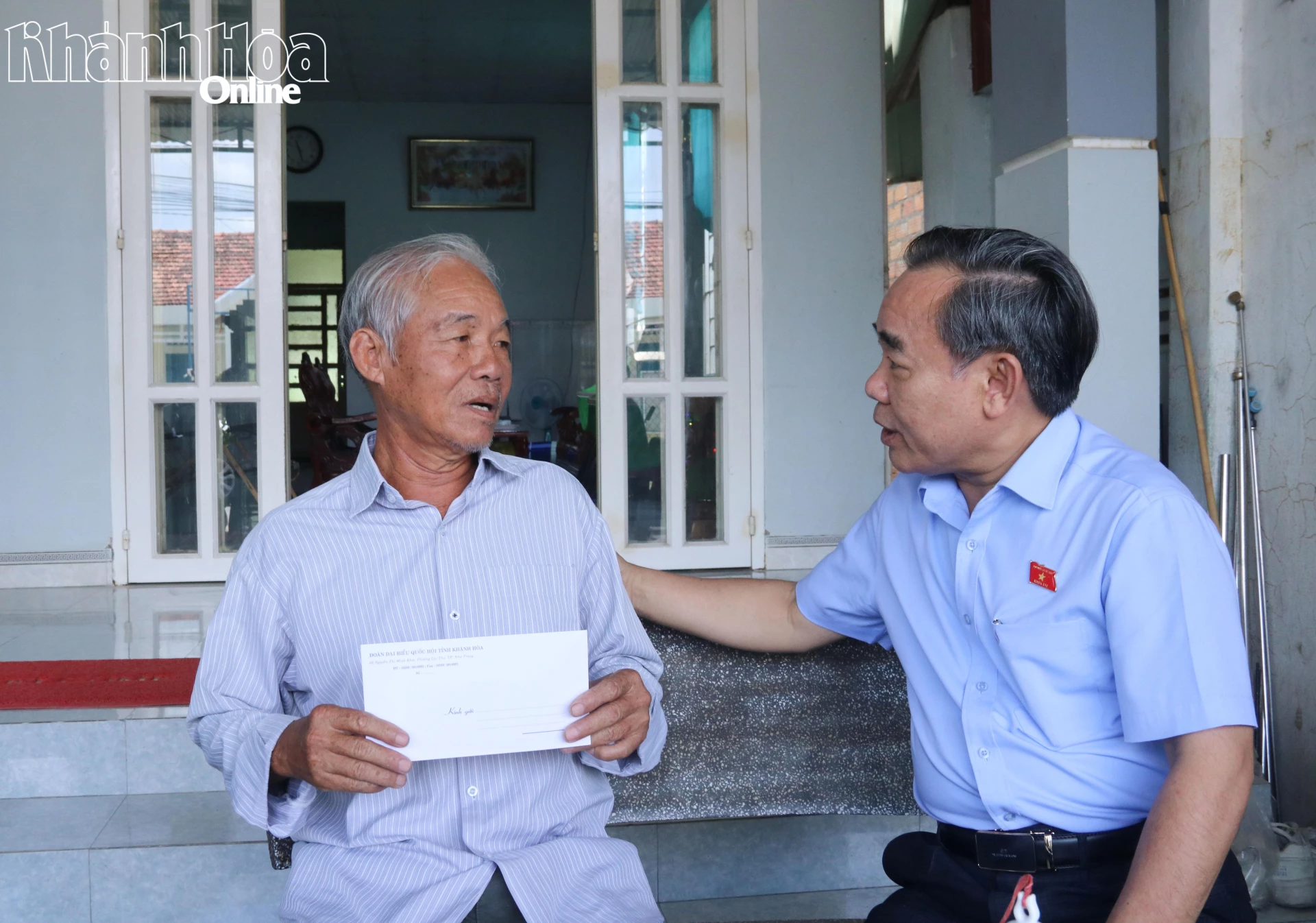 Đồng chí Lê Hữu Trí động viên, thăm hỏi gia đình ông Lê Đức Tâm.
