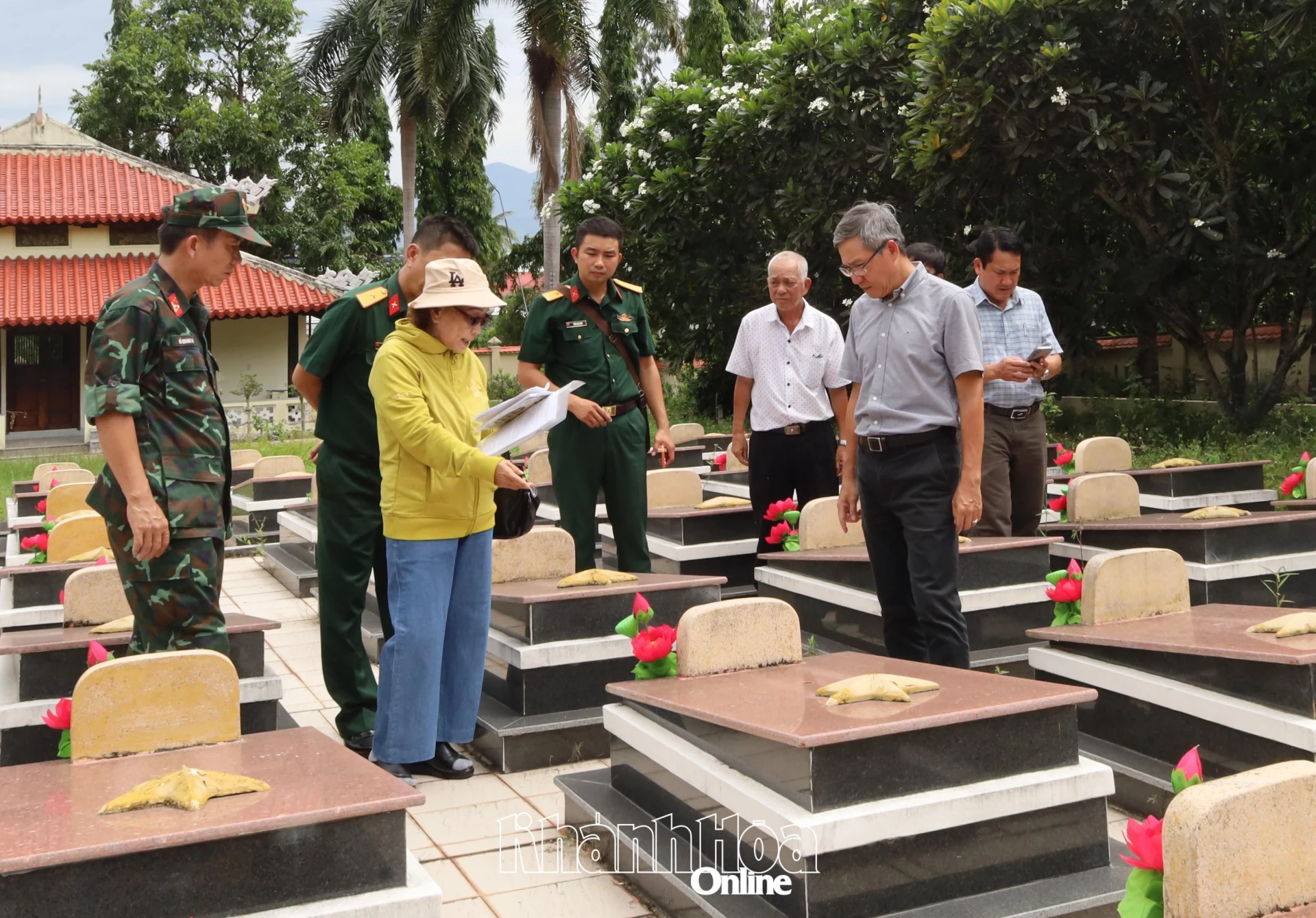 Bà Huỳnh Thị Đông Liên xác định các phần mộ liệt sĩ mà bà tham gia quy tập từ năm 1995 - 2006.