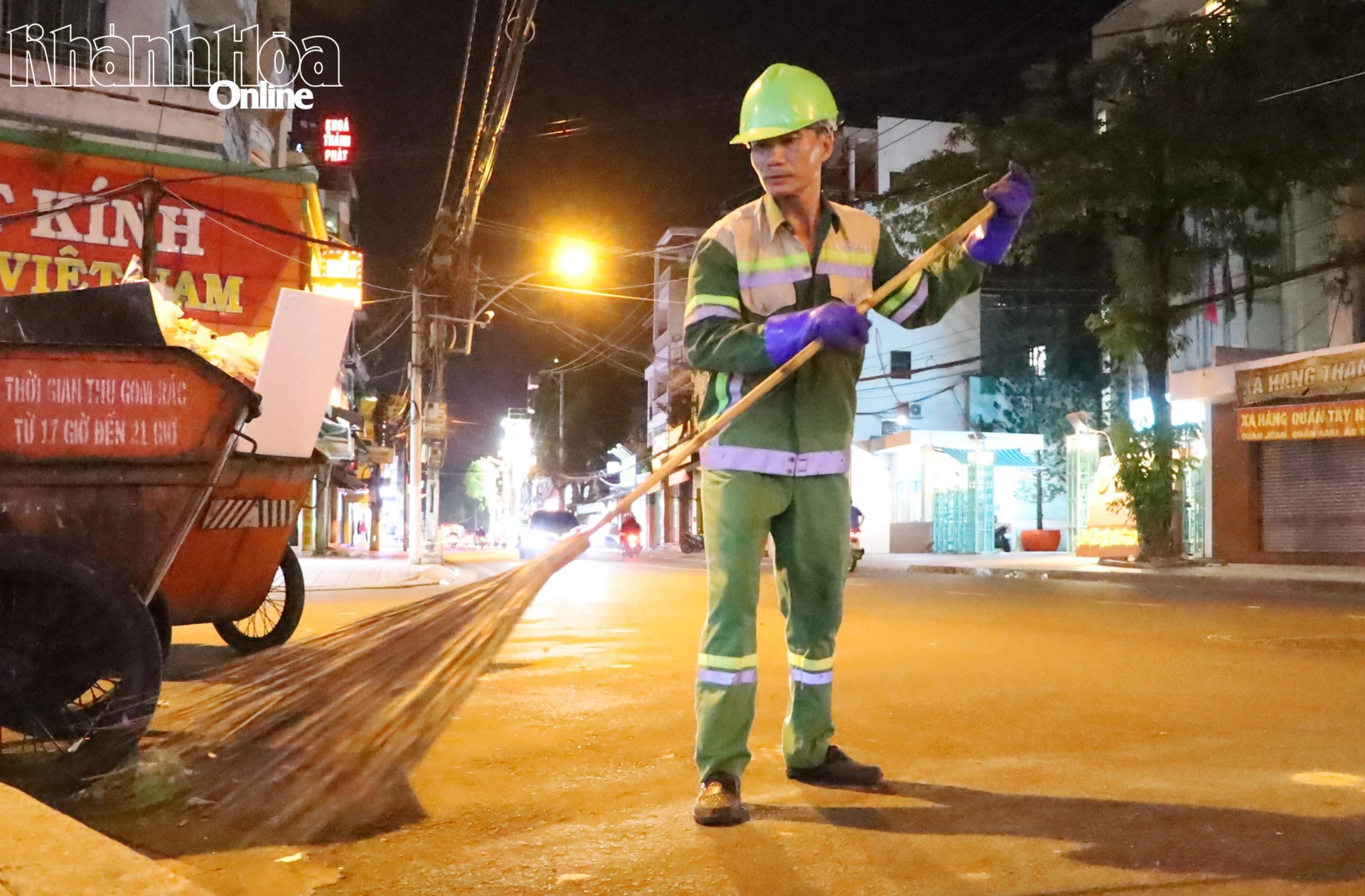 Sau khi thu gom xong rác trong khu dân cư, đến 21 giờ, anh Trần Tiến Sỹ mới bắt đầu công việc quét rác trên đường phố.