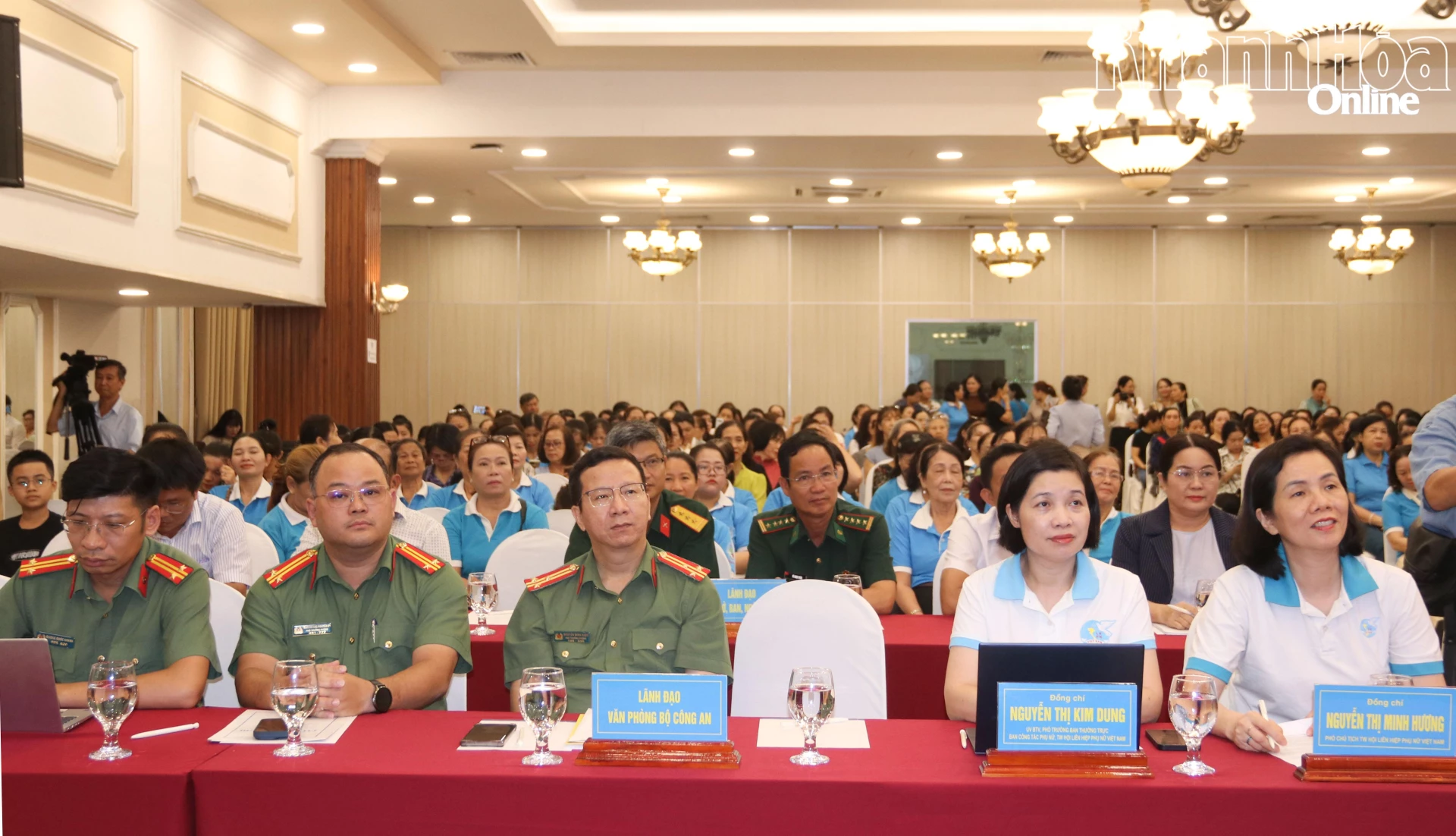 Đồng chí Nguyễn Minh Hương và đồng chí Nguyễn Thị Kim Dung cùng các đại biểu tham dự diễn đàn.