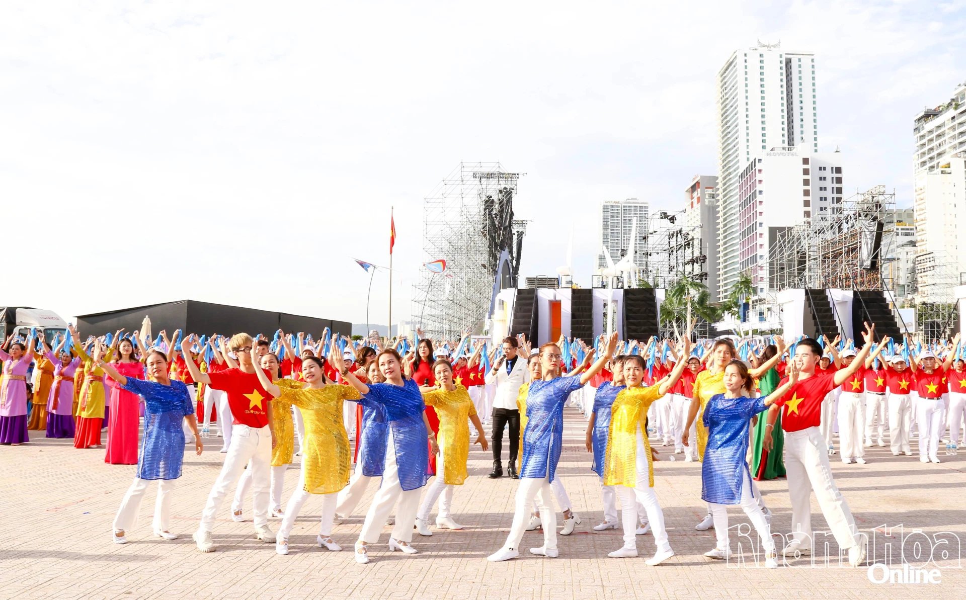 Một tiết mục tại chương trình Sắc màu biển xanh,
vươn tầm quốc tế do Hội UNESCO tỉnh tổ chức. Ảnh: BÍCH LA