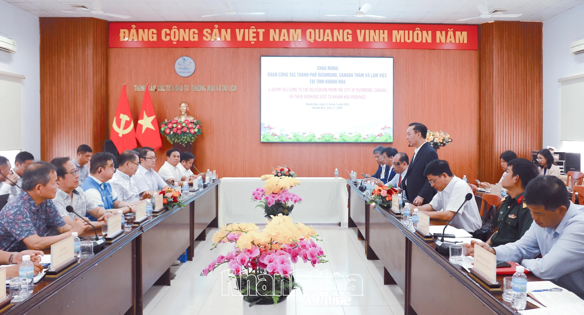 Quang cảnh buổi làm việc.