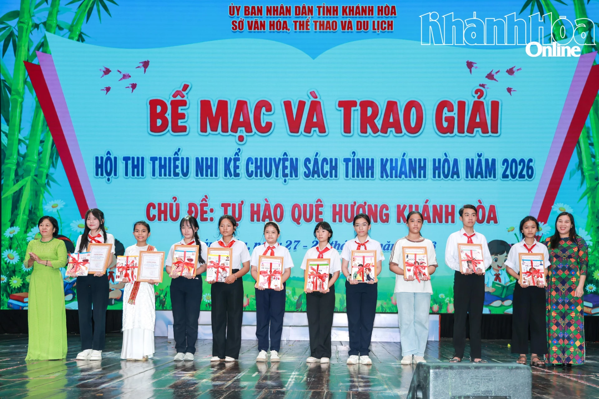 Đại diện Ban tổ chức trao giải Khuyến khích lứa tuổi Trung học cơ sở.