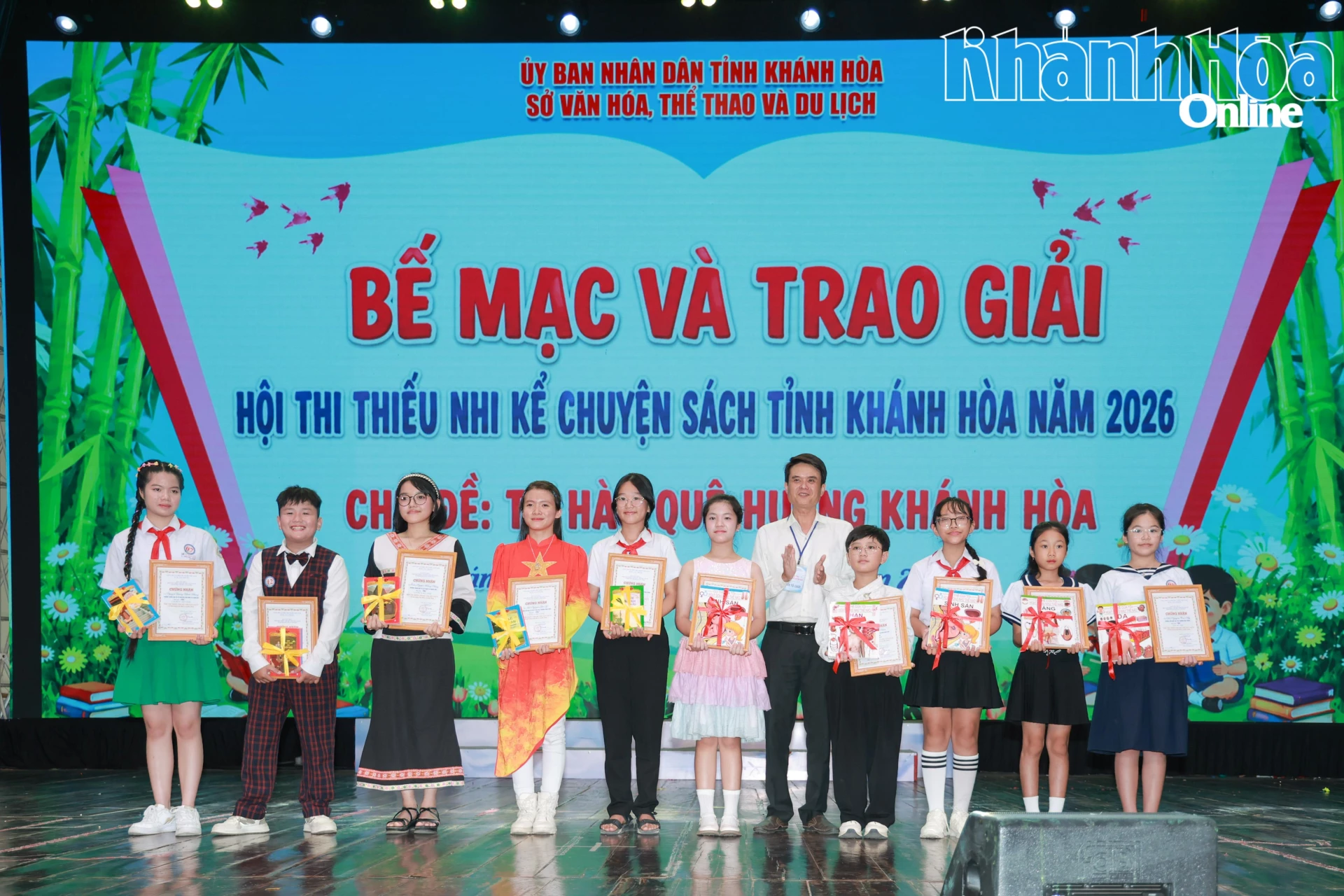 Lãnh đạo Sở Giáo dục và Đào tạo trao giải Nhì cho các thí sinh.