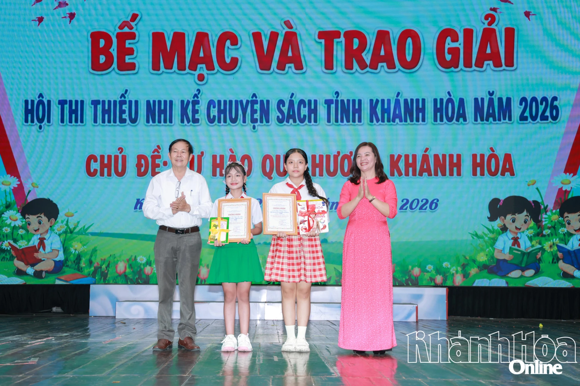 Đại diện Ban tổ chức trao giải Nhất cho 2 thí sinh xuất sắc ở lứa tuổi Tiểu học và Trung học cơ sở.