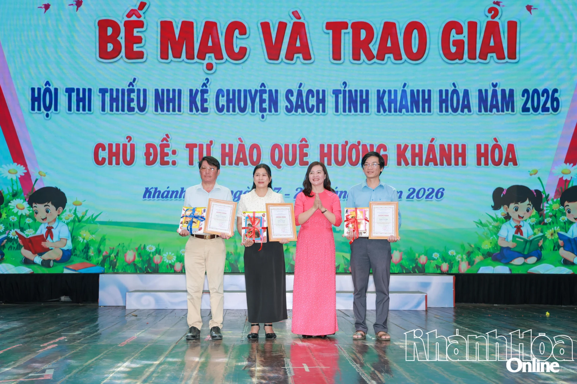 Lãnh đạo Sở Văn hóa, Thể thao và Du lịch trao giải tập thể cho 3 địa phương có thành tích xuất sắc.