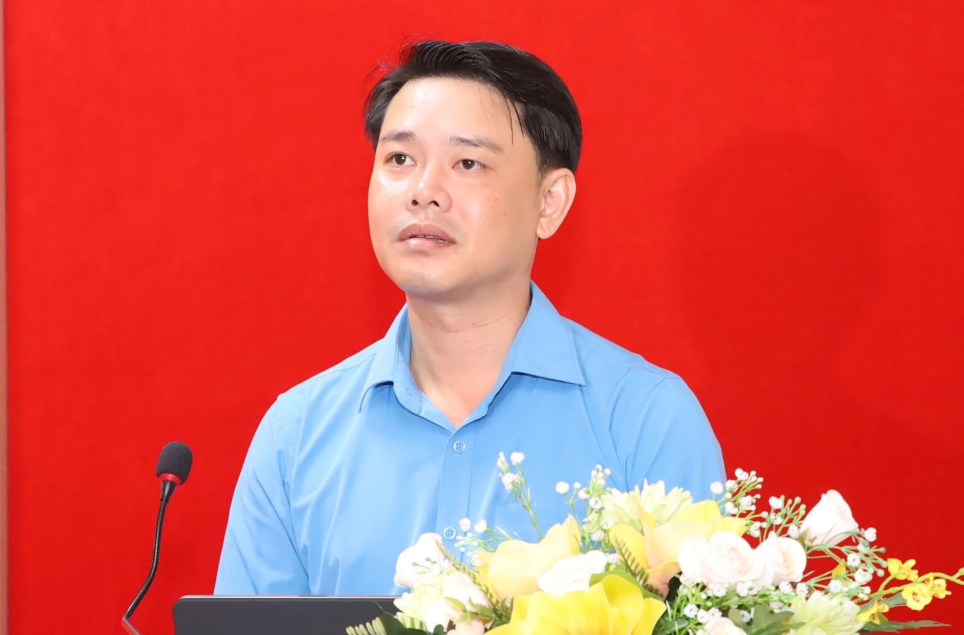 Ông Bùi Hoài Nam - Phó Chủ tịch Ủy ban MTTQ Việt Nam tỉnh, Chủ tịch Liên đoàn Lao động tỉnh phát biểu tại hội nghị.