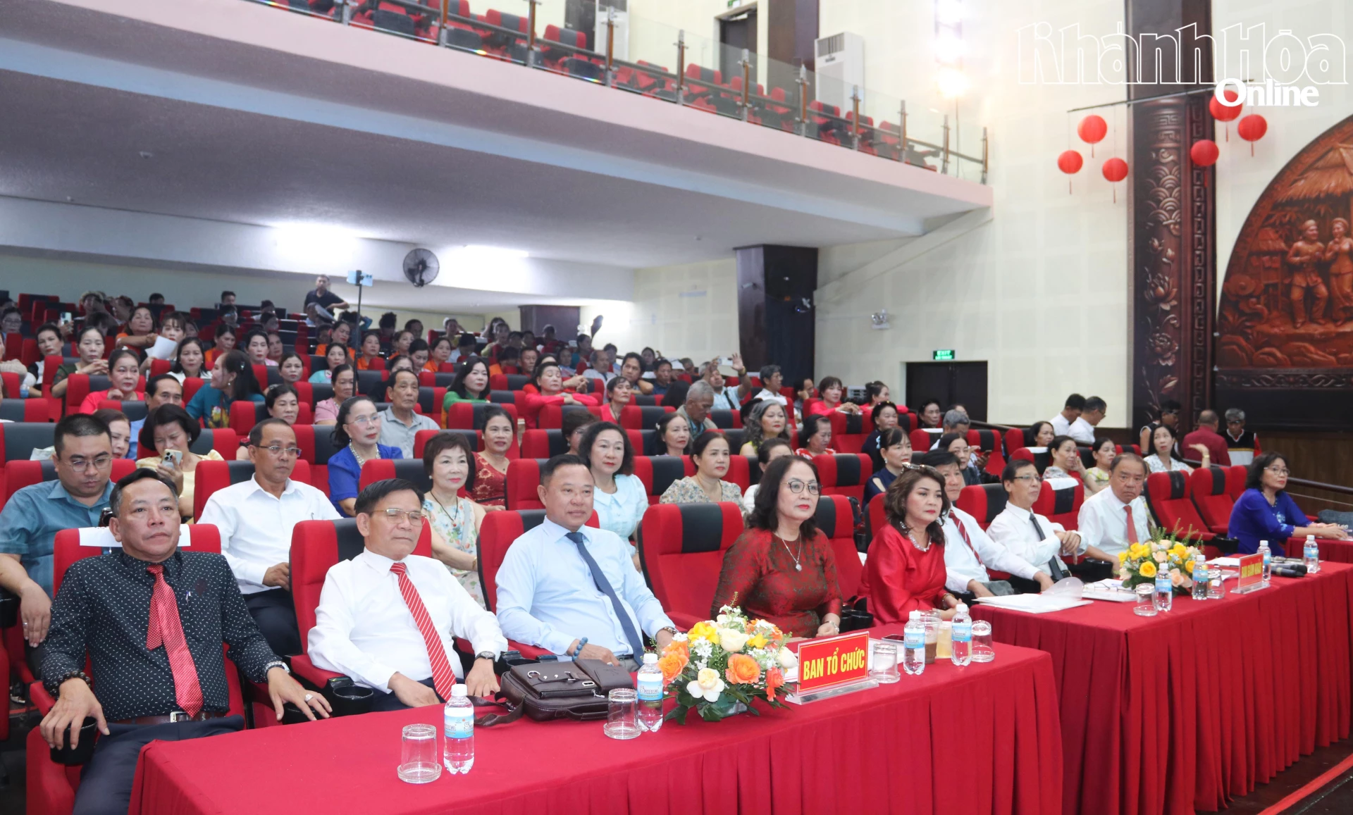 Các đại biểu tham dự khai mạc liên hoan.
