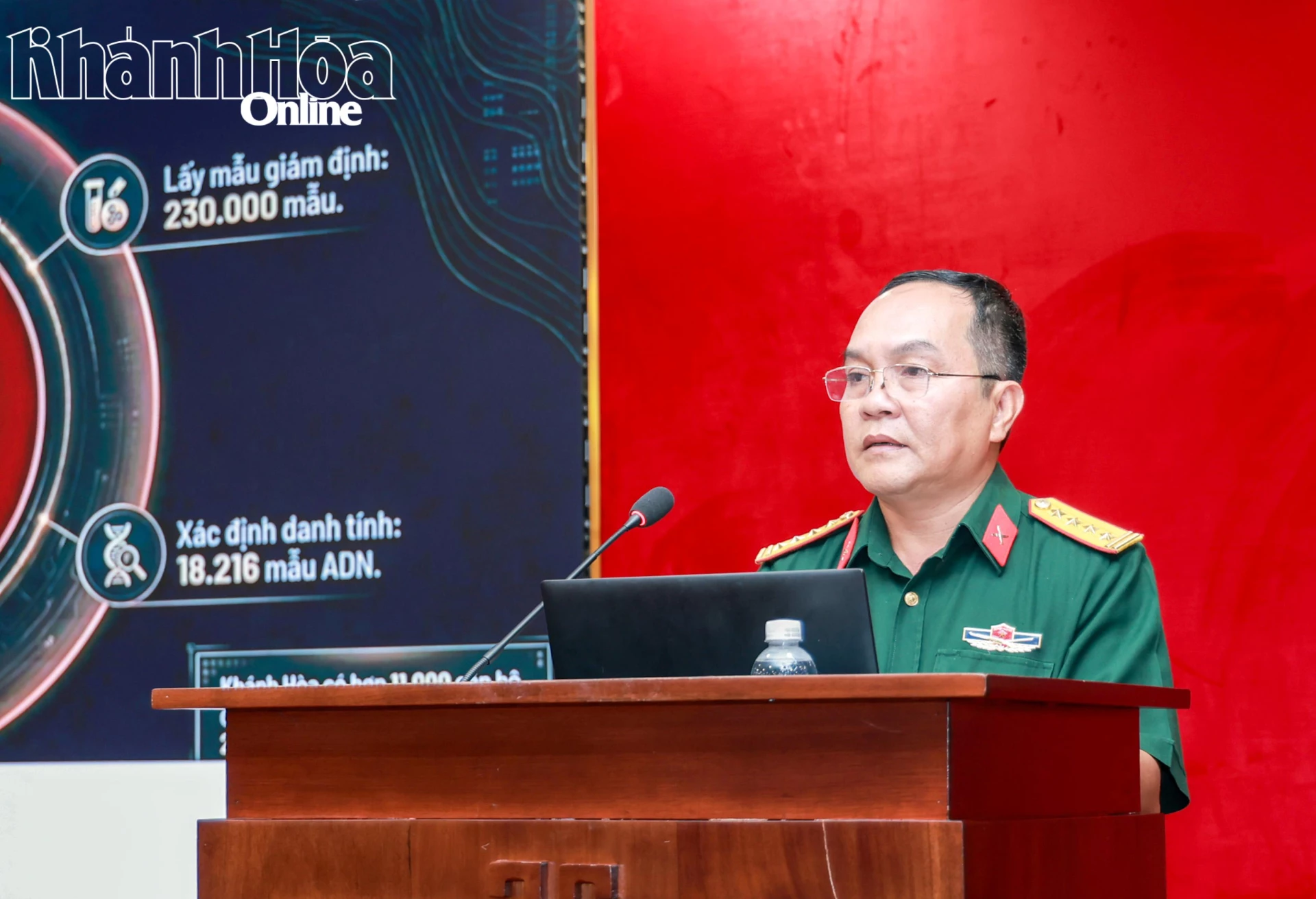 Đại tá Võ Văn Viên – Phó Chính ủy Bộ Chỉ huy Quân sự tỉnh thông tin chuyên đề “500 ngày đêm - Hành trình đi tìm đồng đội”.