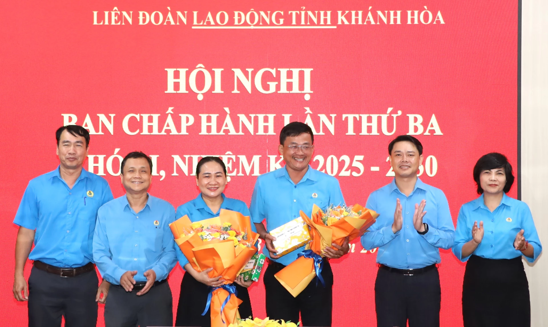 Lãnh đạo Liên đoàn Lao động tỉnh tặng hoa cho những người thôi tham gia Ban Chấp hành Liên đoàn Lao động tỉnh khóa I, nhiệm kỳ 2025 - 2030.