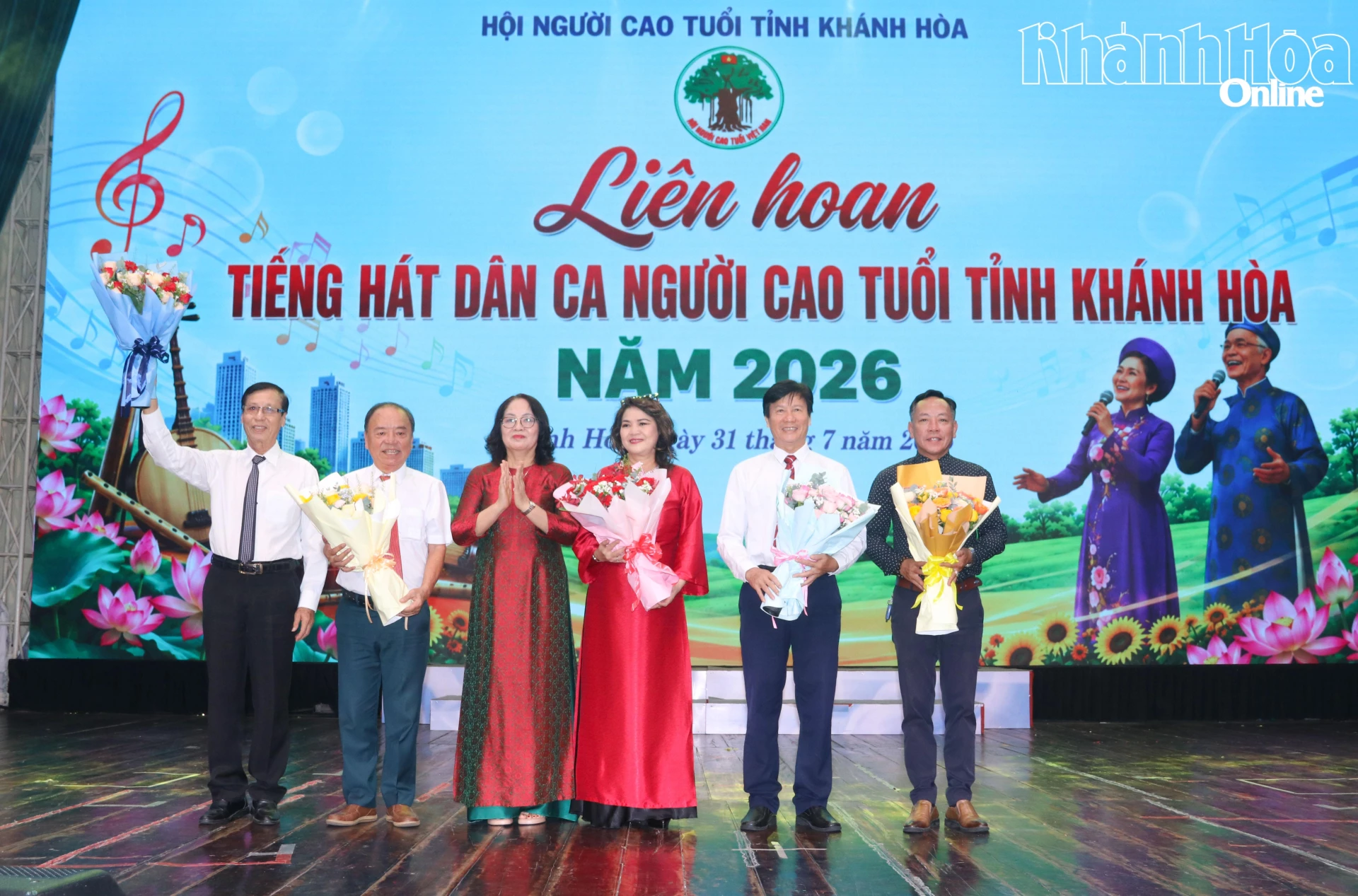 Ban tổ chức tặng hoa cho Ban giám khảo hội thi.
