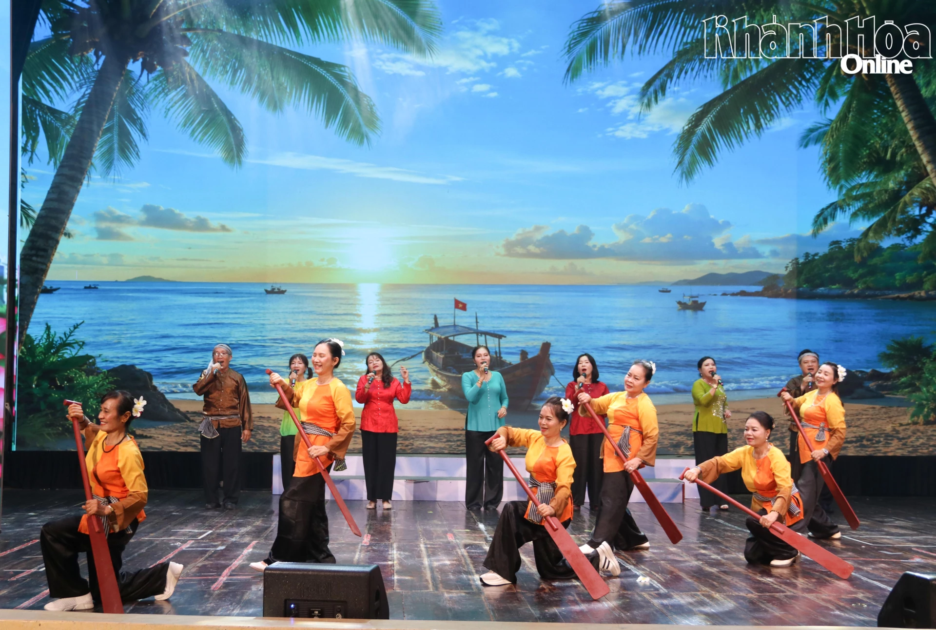Tiết mục tái hiện cuộc sống lao động của người dân chài.