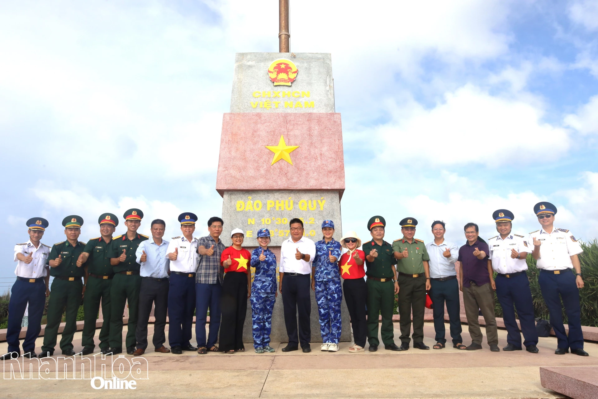 Đoàn đại biểu tỉnh Khánh Hòa chụp hình lưu niệm trước Cột cờ đặc khu Phú Quý.