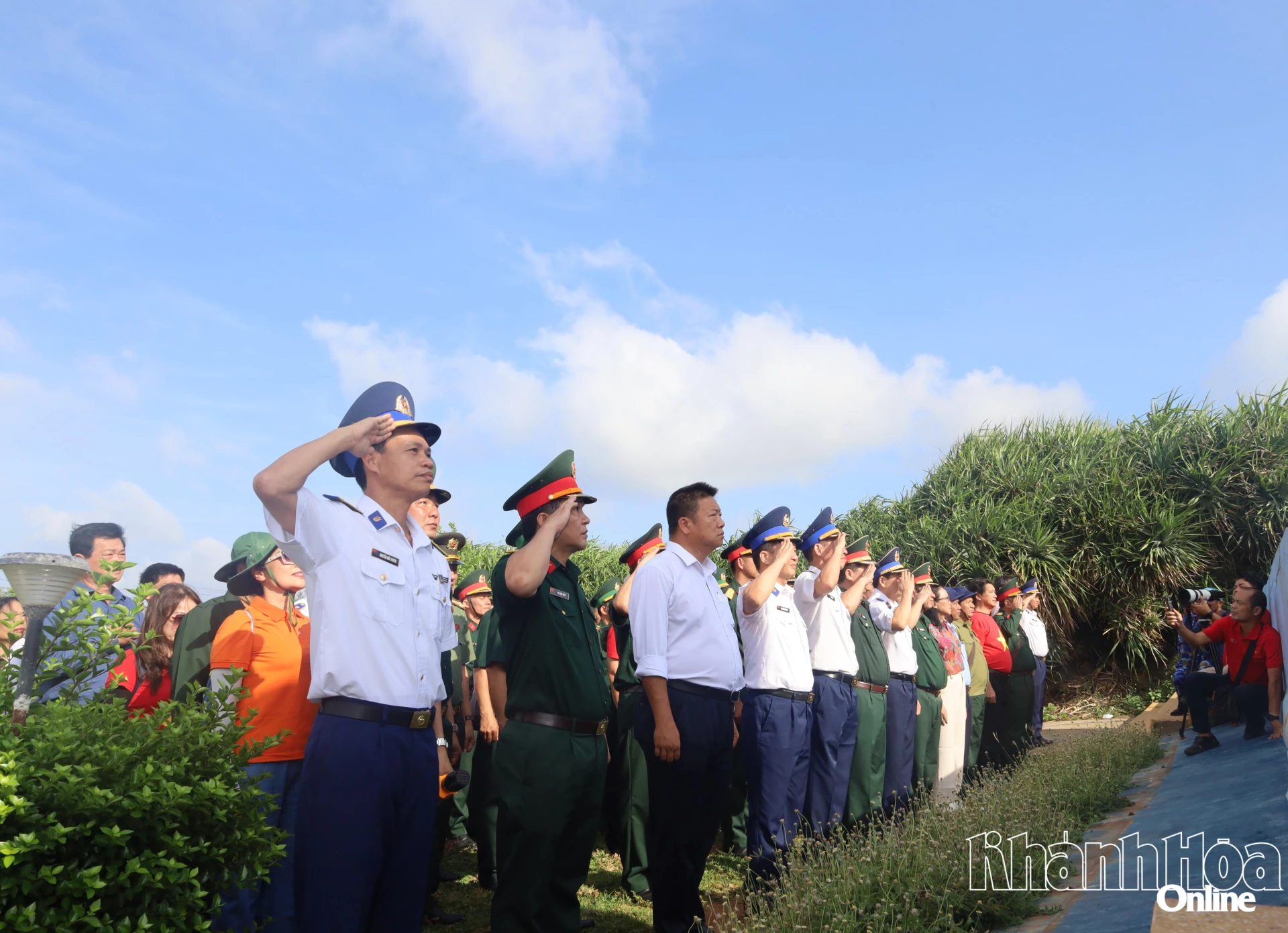 Các đại biểu dự Lễ Chào cờ tại Cột cờ đặc khu Phú Quý.