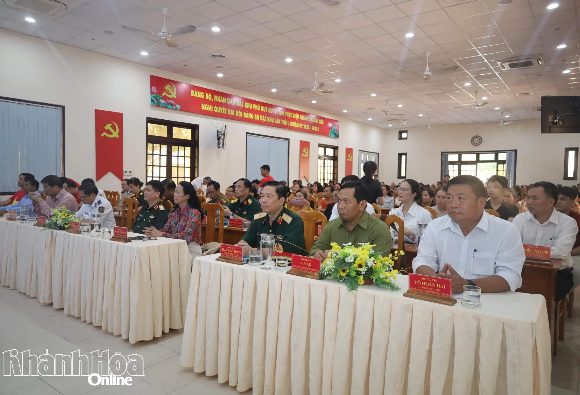 Các đại biểu dự buổi làm việc với cấp ủy, chính quyền đặc khu Phú Quý.
