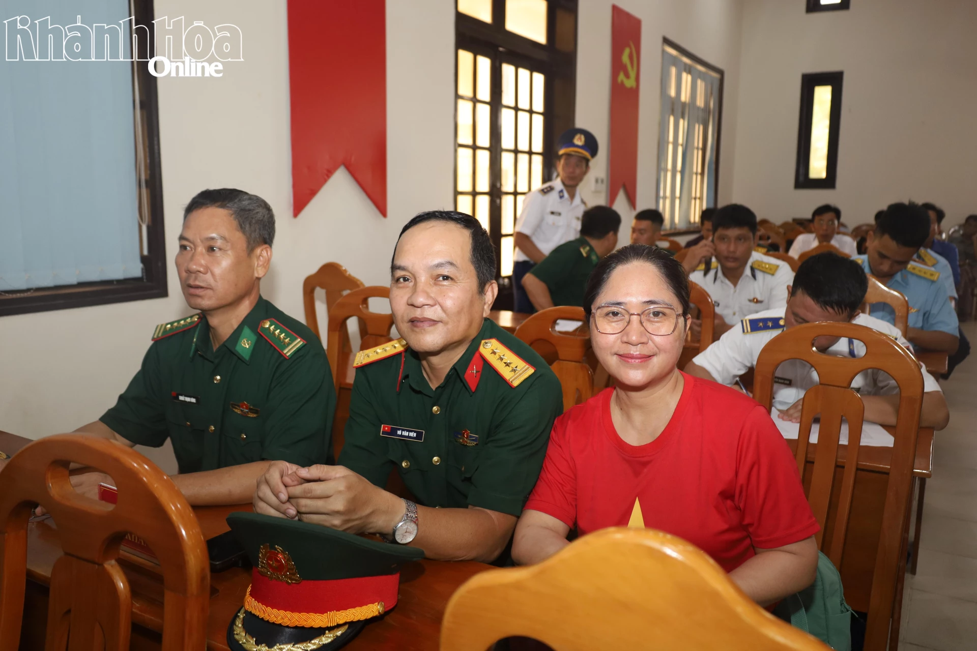 Các đại biểu tỉnh Khánh Hòa dự buổi làm việc với cấp ủy, chính quyền đặc khu Phú Quý.