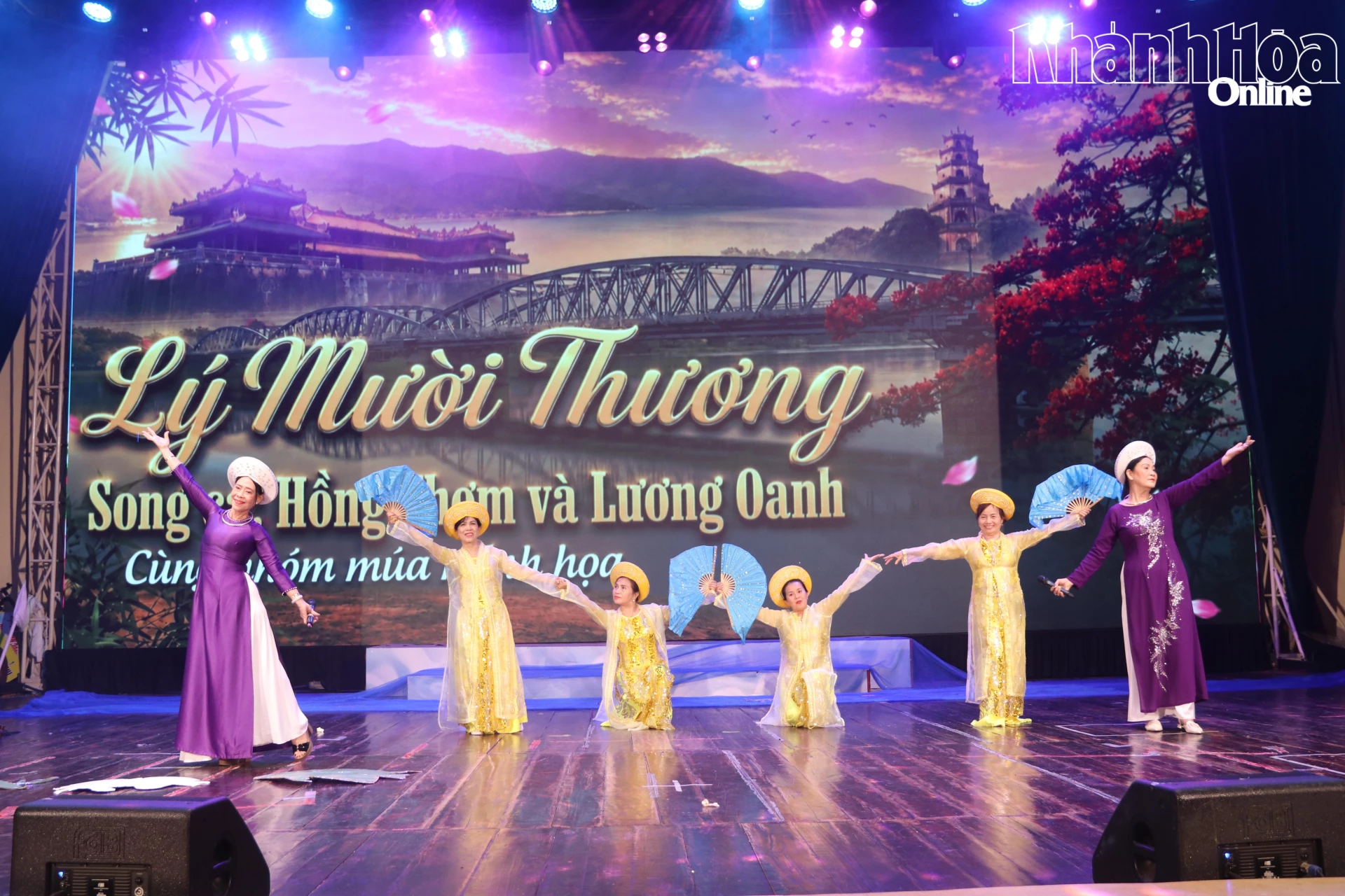 Các đoàn thi còn trình diễn nhiều các điệu lý đặc trưng của vùng miền.
