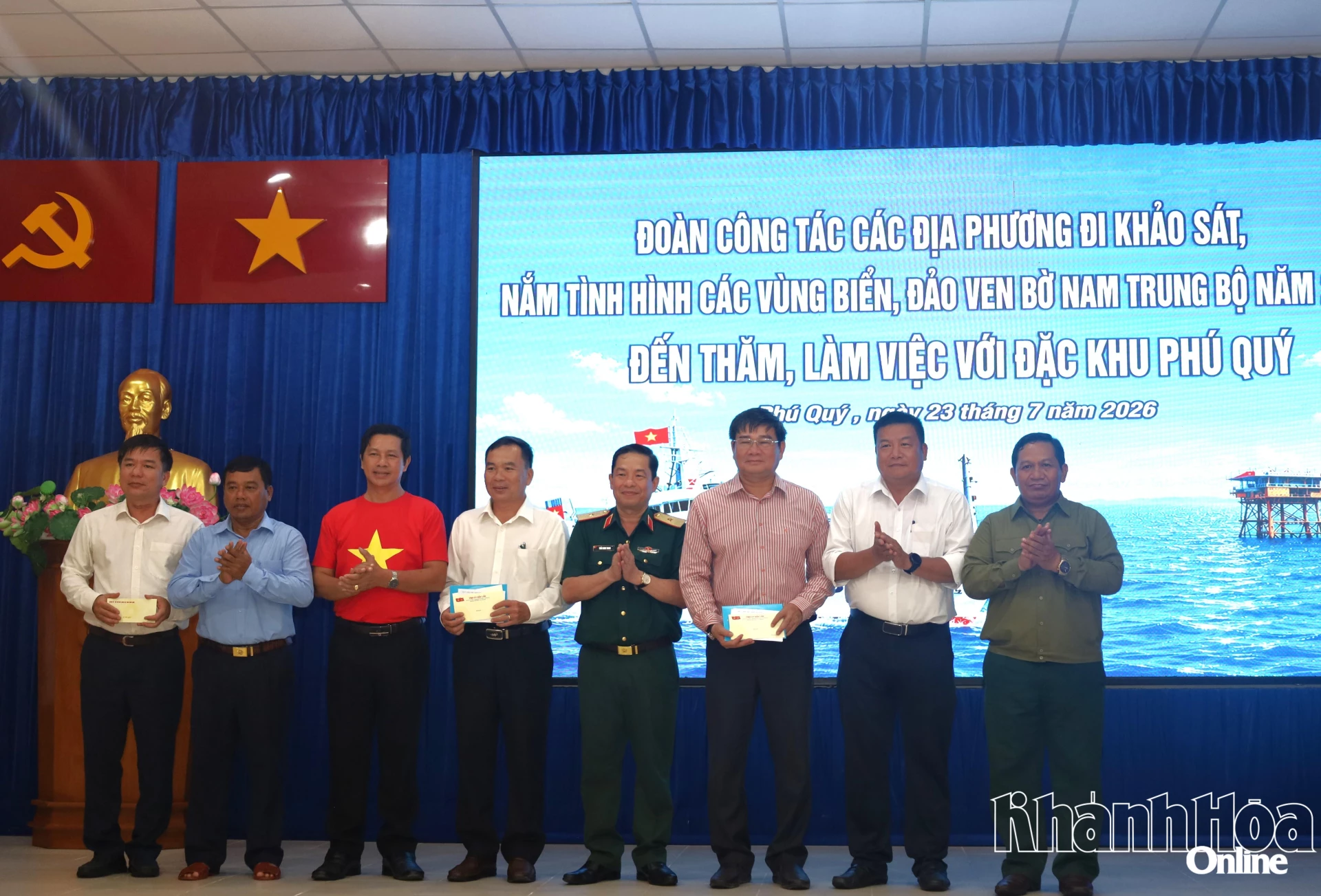 Đoàn đại biểu tỉnh Khánh Hòa tặng quà cho Đảng ủy, UBND đặc khu Phú Quý.