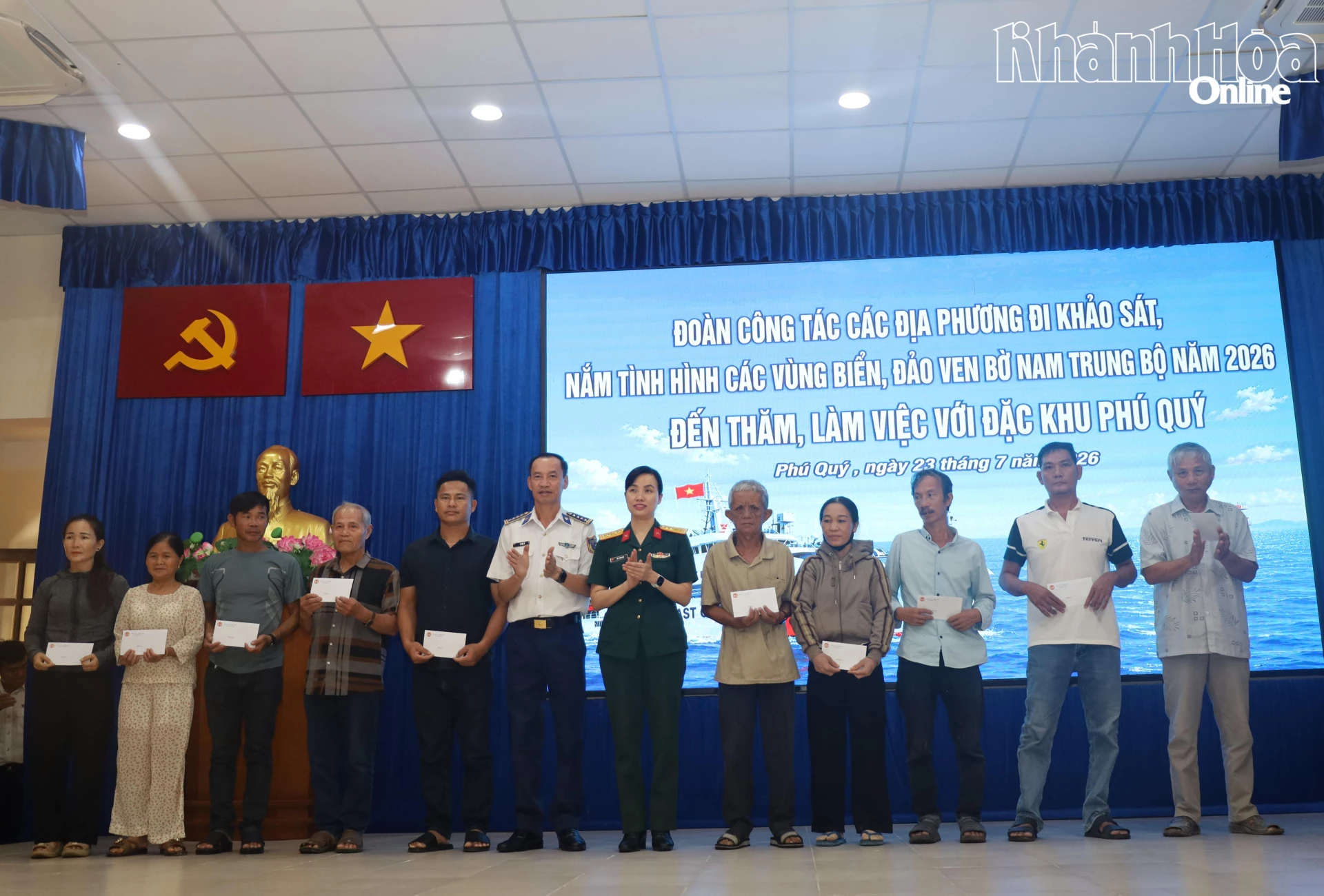 Đoàn công tác tặng quà cho các gia đình chính sách.