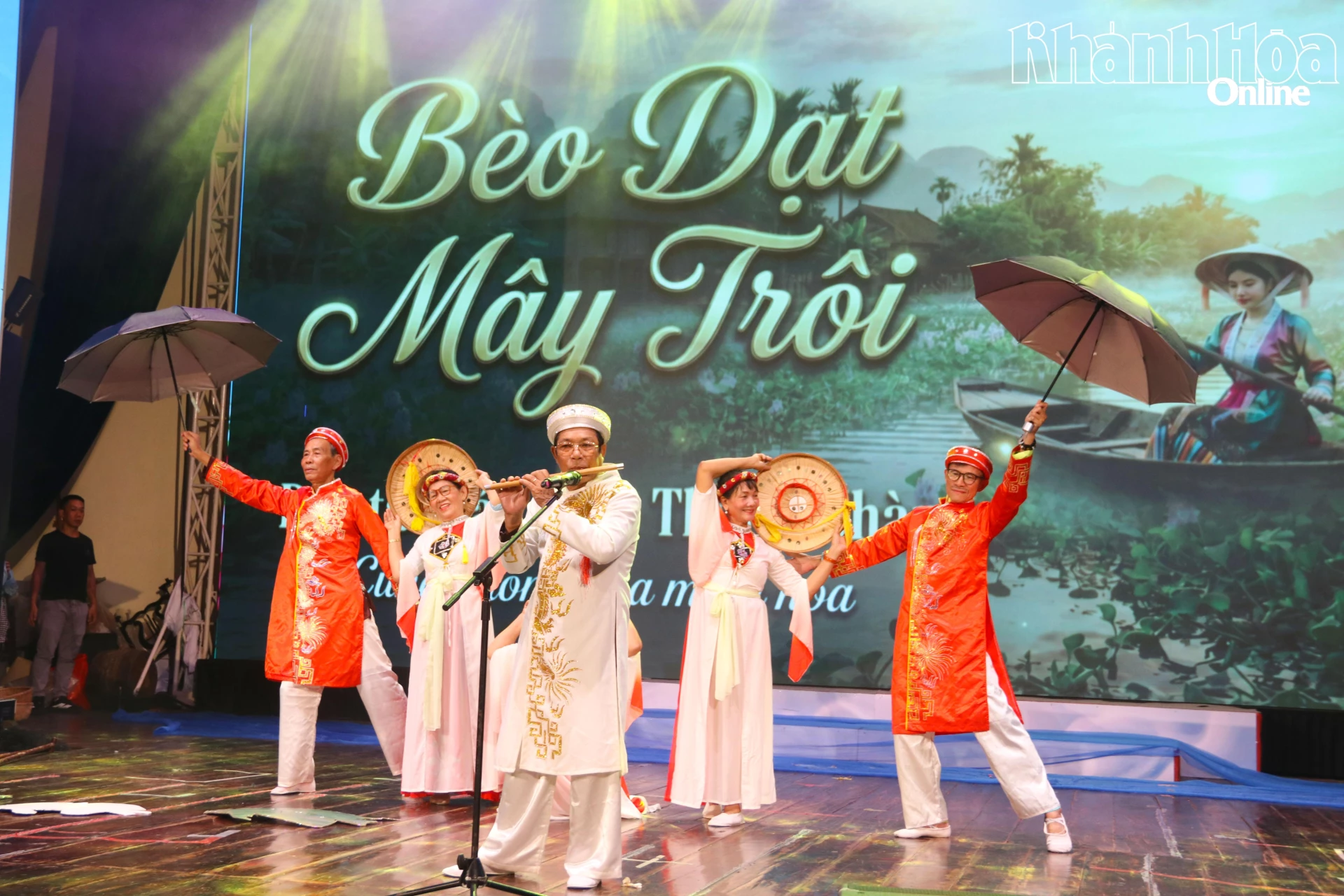 Tiết mục tấu sáo Bèo dạt mây trôi do đoàn đến từ phường Phan Rang biểu diễn.