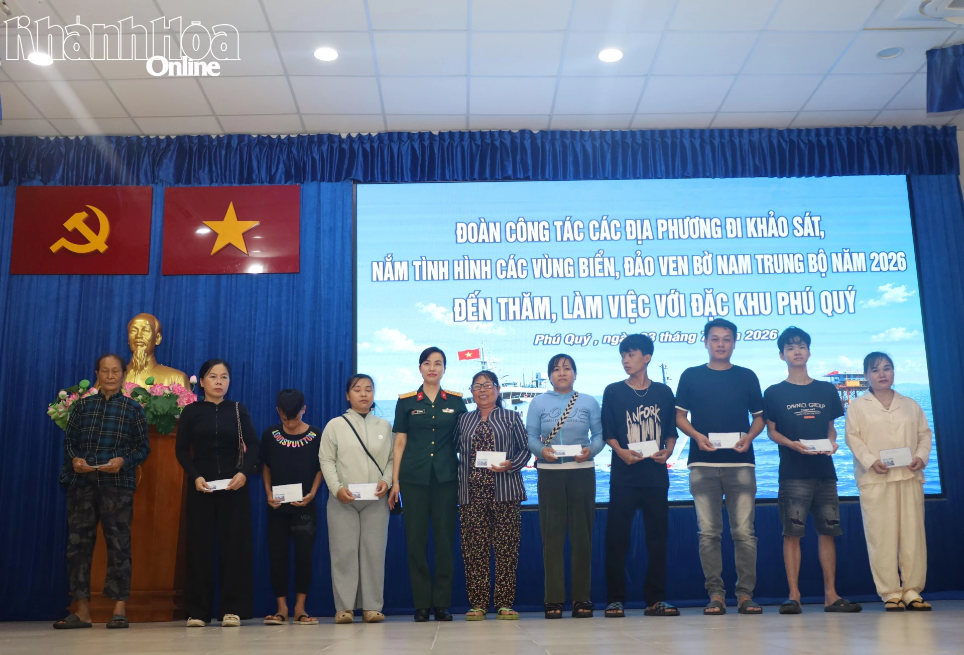 Đoàn công tác tặng quà cho các hội viên phụ nữ.