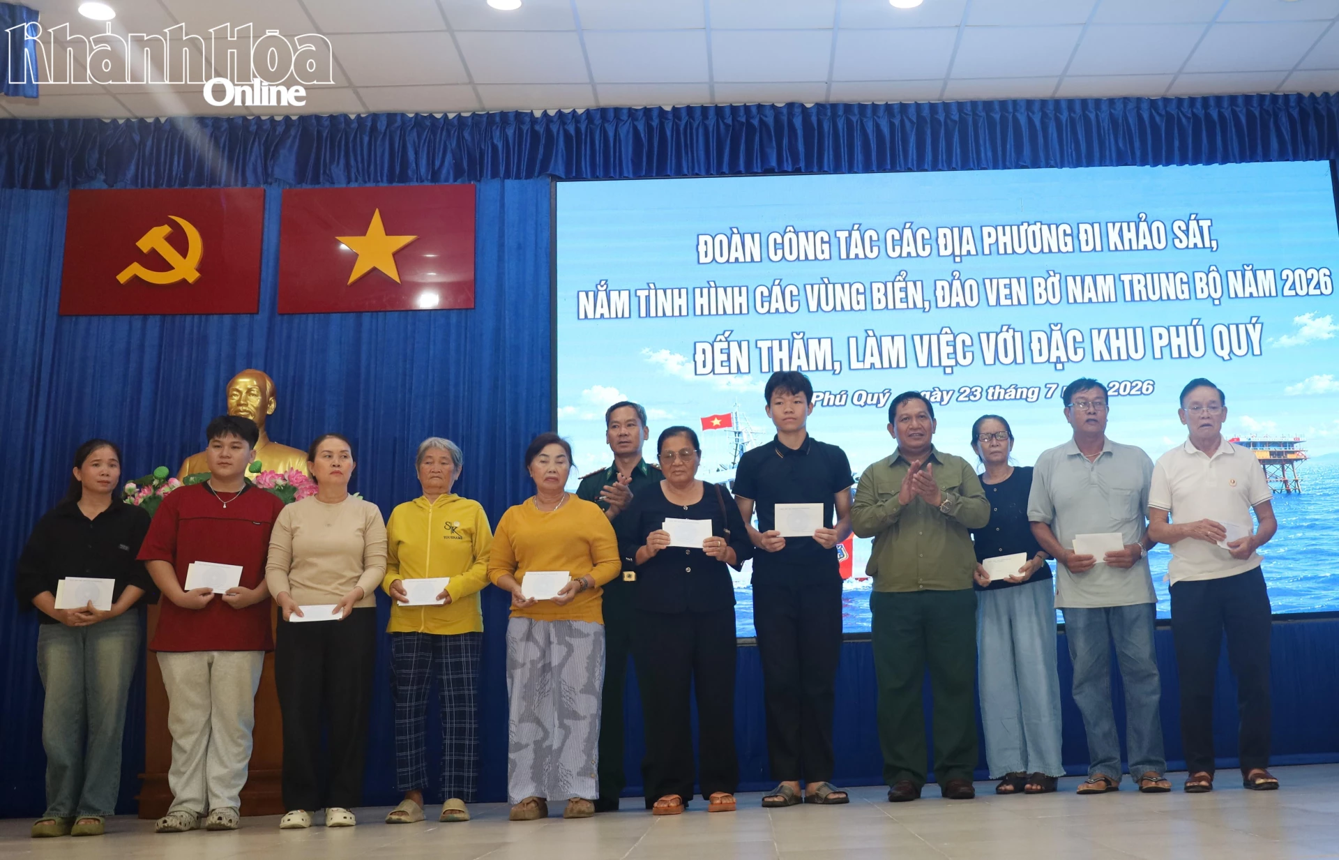 Đoàn đại biểu tỉnh Khánh Hòa tặng quà cho các gia đình ngư dân có hoàn cảnh khó khăn.