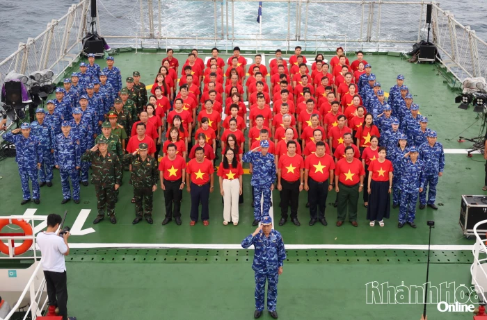 Đoàn công tác khảo sát biển, đảo ven bờ 2026 dâng hương tưởng niệm các anh hùng liệt sĩ tại Vũng Rô
