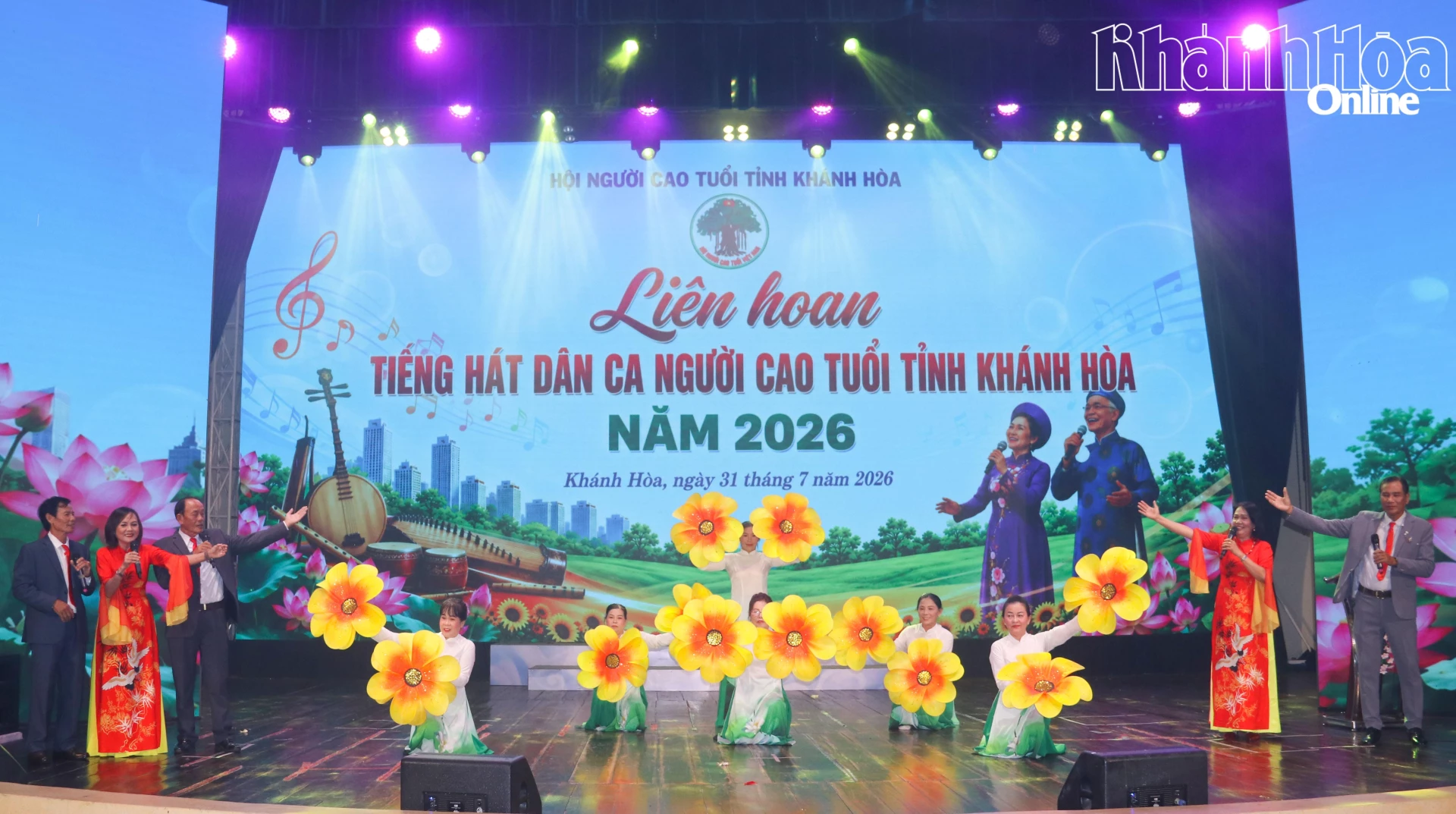 Tiết mục Ai bảo chúng tôi già do đội thi xã Vạn Ninh (đội 1, cụm 3) biểu diễn.