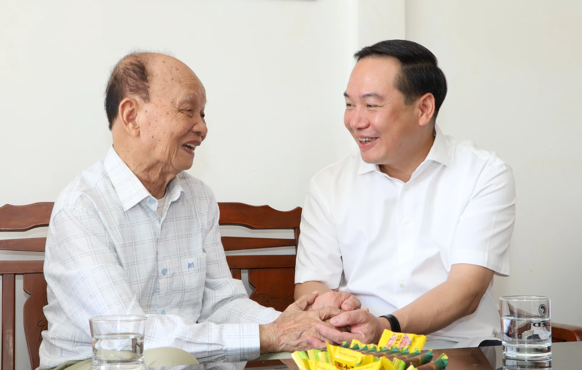 Đồng chí Hồ Xuân Trường ân cần thăm hỏi, bày tỏ lòng biết ơn đối với ông Huỳnh Trướng.