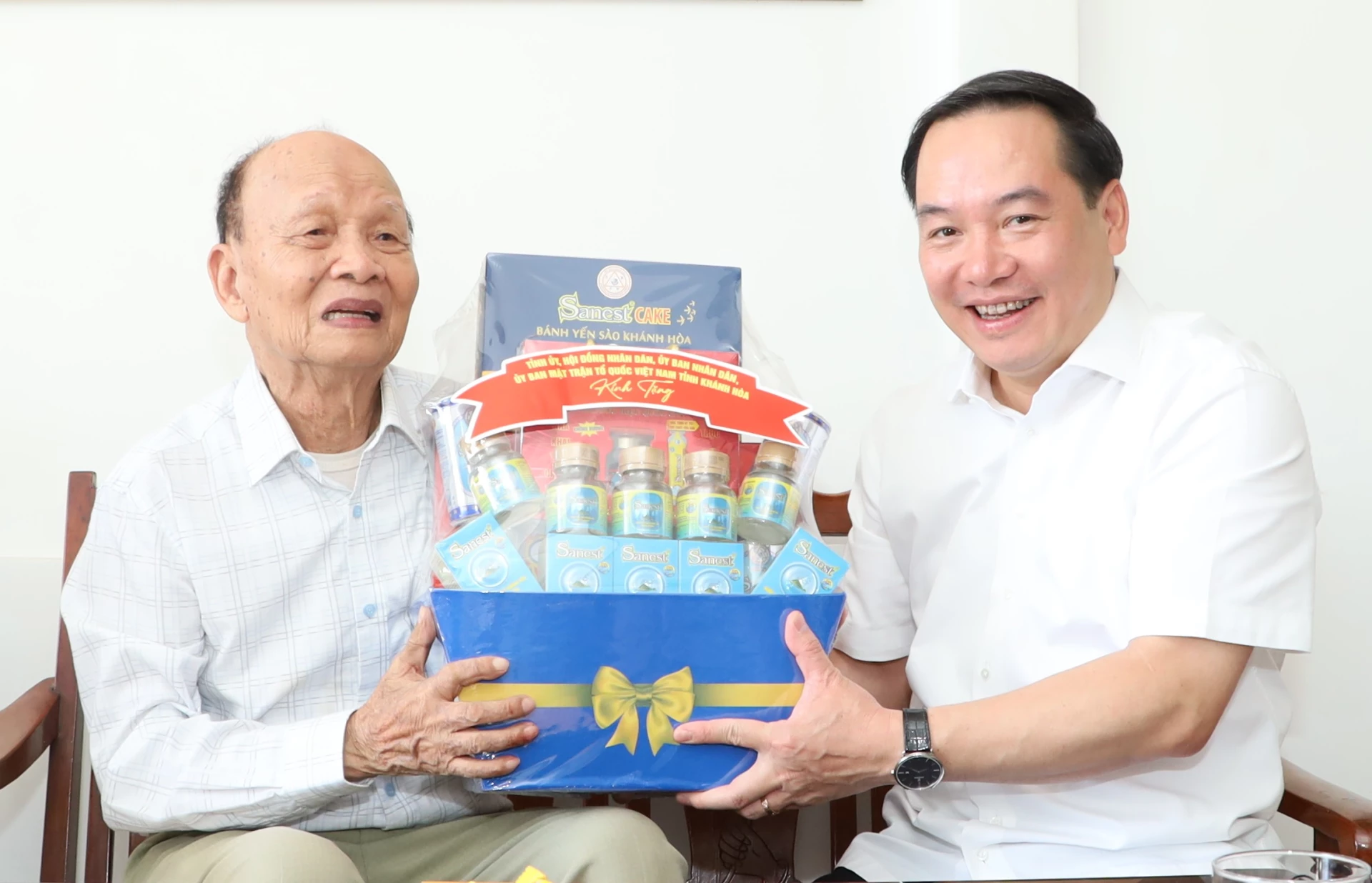 Phó Bí thư Thường trực Tỉnh ủy Hồ Xuân Trường thăm, tặng quà tri ân người có công với cách mạng