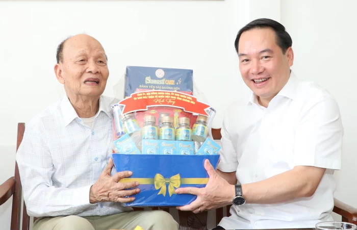 Phó Bí thư Thường trực Tỉnh ủy Hồ Xuân Trường thăm, tặng quà tri ân người có công với cách mạng