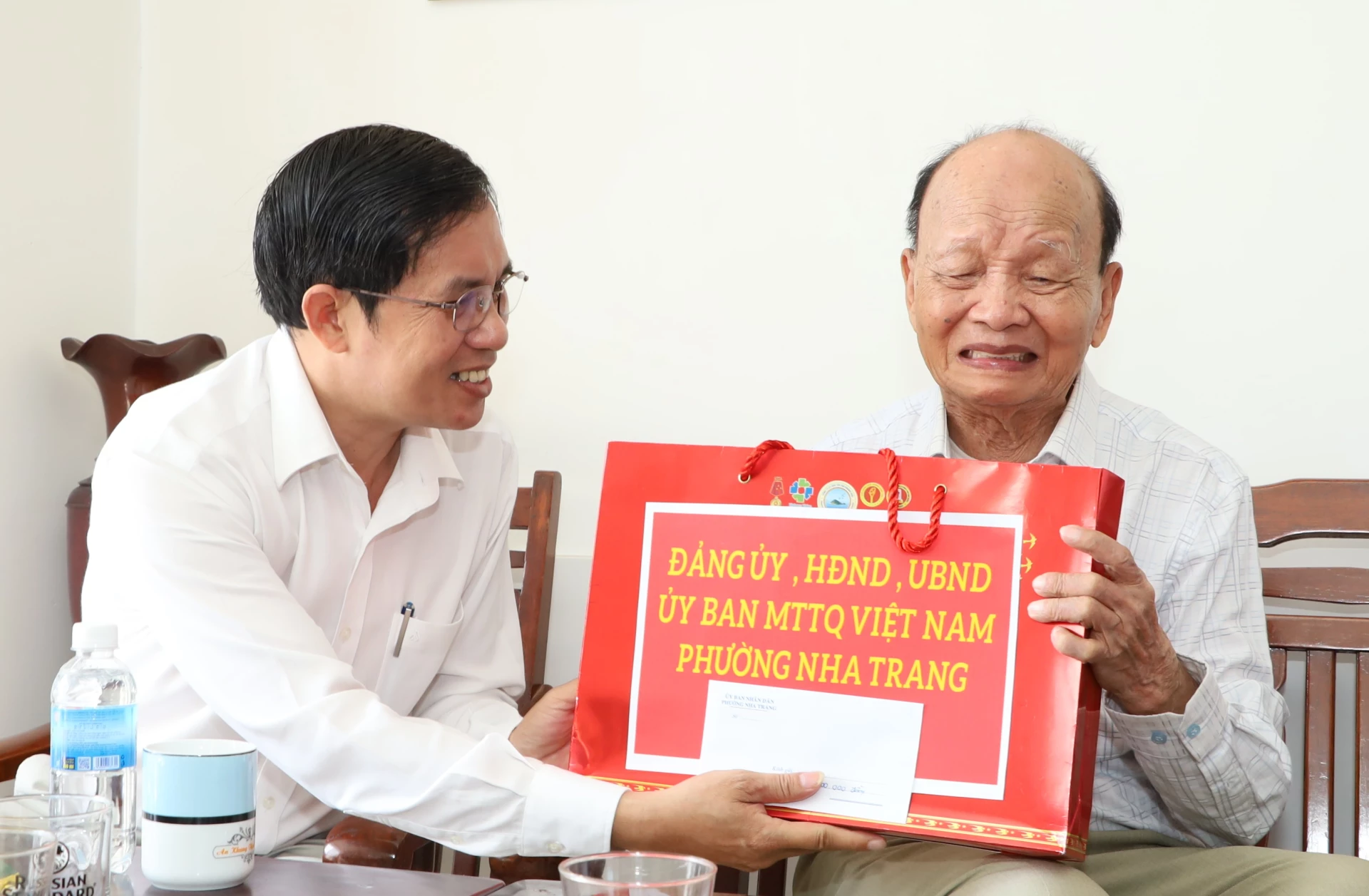 Lãnh đạo phường Nha Trang tặng quà, tri ân ông Huỳnh Trướng.