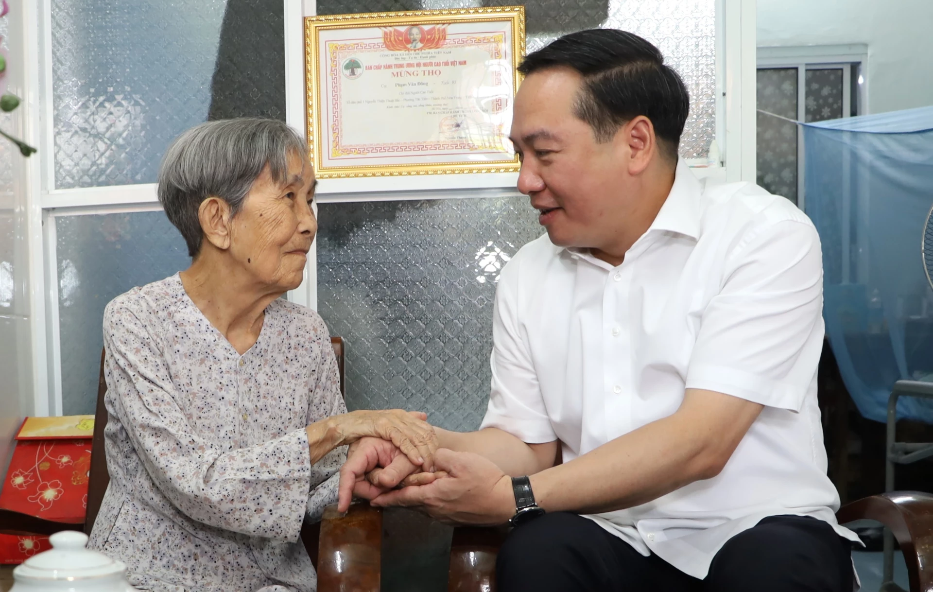 Đồng chí Hồ Xuân Trường ân cần thăm hỏi, bày tỏ sự tri ân đối với bà Nguyễn Thị Bé.