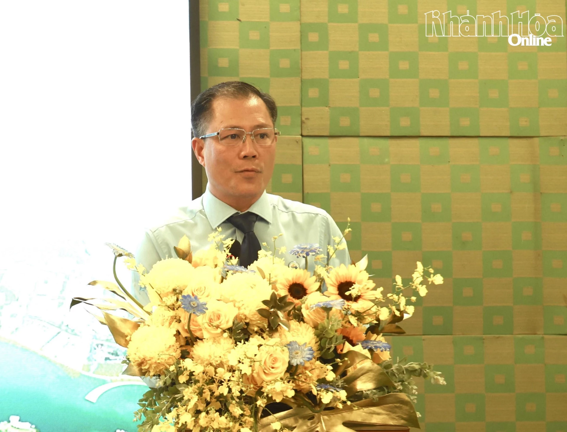 Lãnh đạo Ban Quản lý Khu kinh tế và Khu công nghiệp tỉnh Khánh Hòa phát biểu khai mạc hội nghị.
