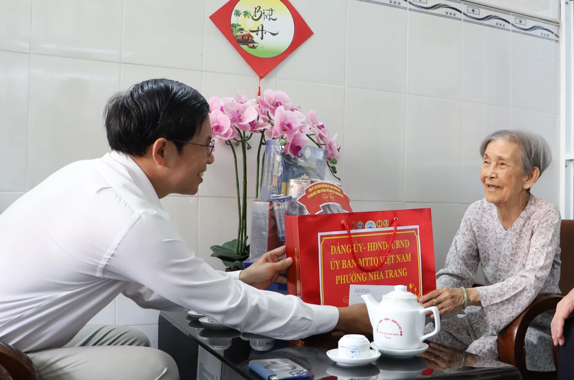 Lãnh đạo phường Nha Trang tặng quà, tri ân bà Nguyễn Thị Bé.