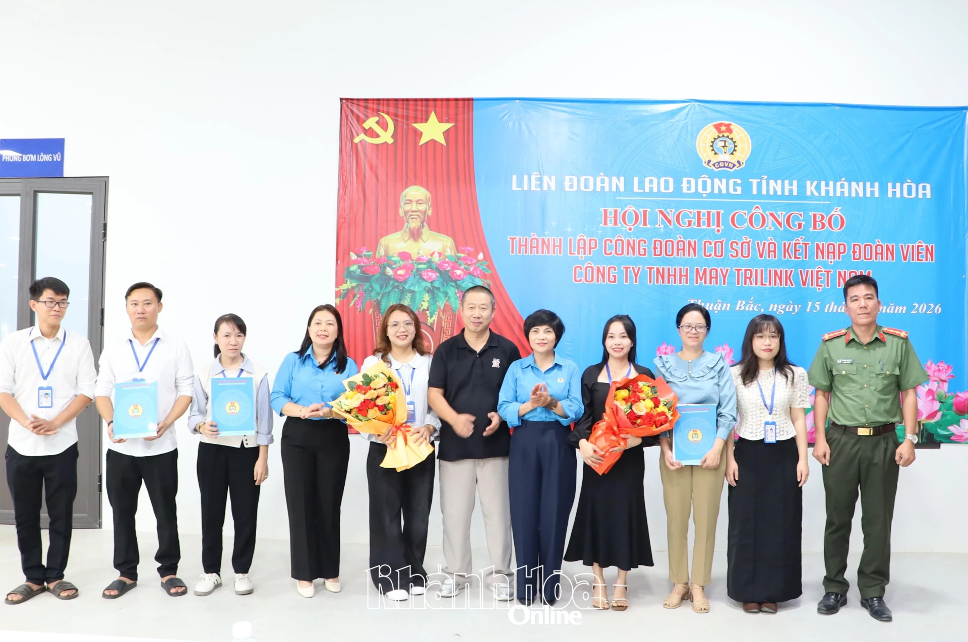 Lãnh đạo Liên đoàn Lao động tỉnh trao quyết định thành lập Công đoàn cơ sở Công ty TNHH May Trilink Việt Nam.
