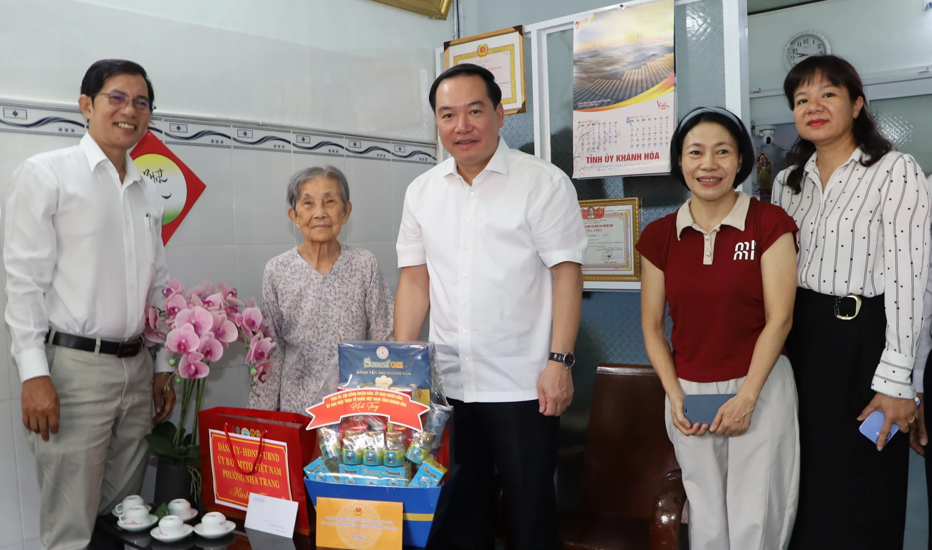 
Phó Bí thư Thường trực Tỉnh ủy Hồ Xuân Trường tặng quà tri ân bà Nguyễn Thị Bé.
