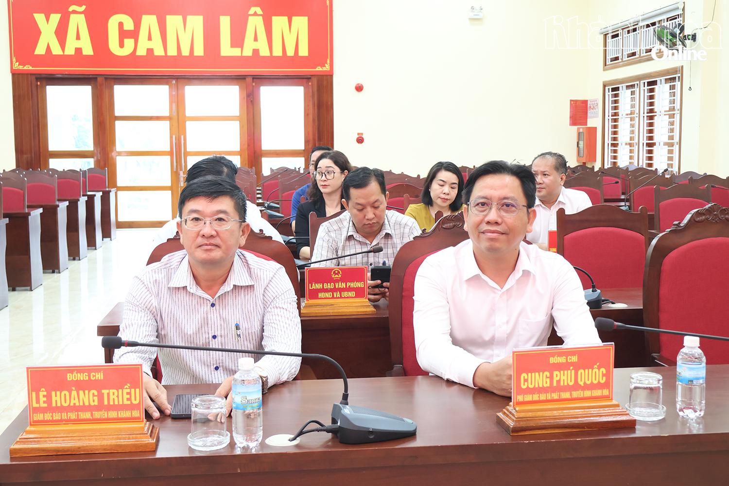 Lãnh đạo Báo và Phát thanh, Truyền hình Khánh Hòa tại lễ ký kết.