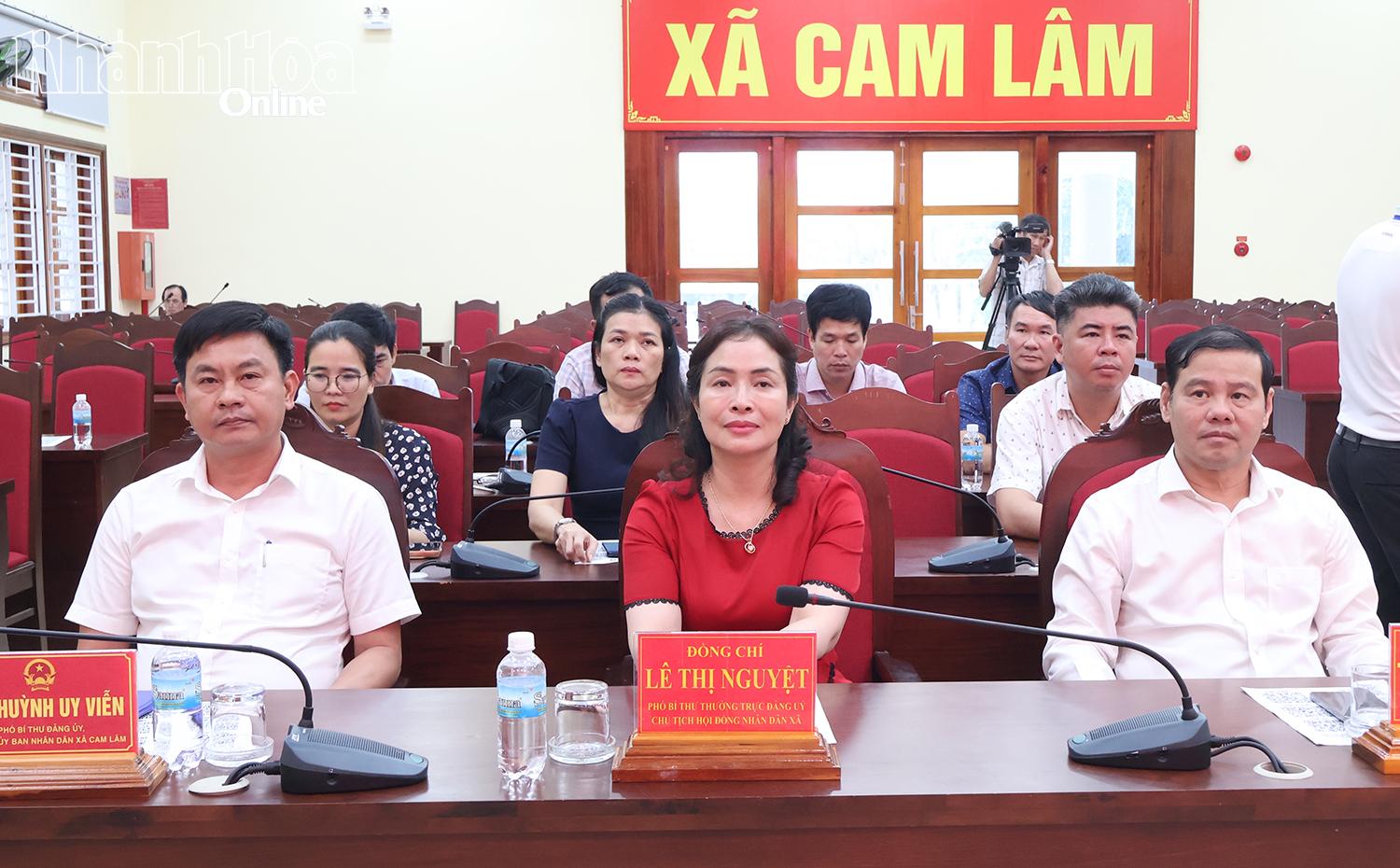 Lãnh đạo xã Cam Lâm tại lễ ký kết.