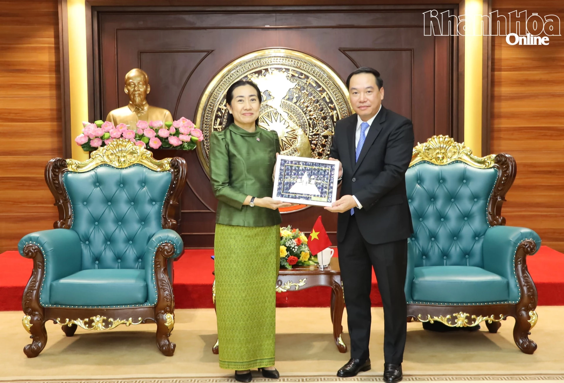 Phó Bí thư Thường trực Tỉnh ủy Hồ Xuân Trường tặng quà lưu niệm cho bà Touch Sopharath.