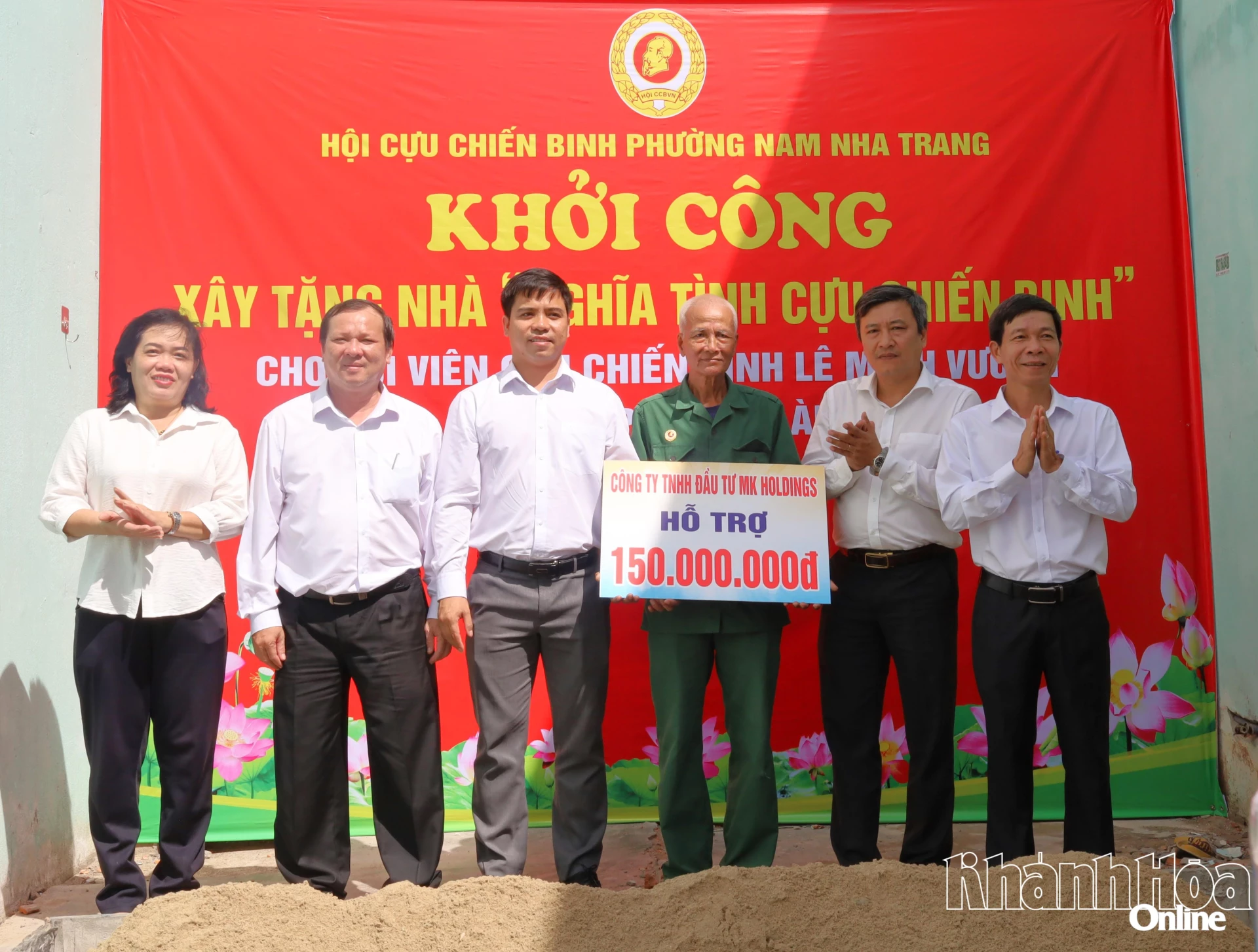 Lãnh đạo địa phương và đơn vị tài trợ trao bảng tượng trưng số tiền hỗ trợ cho gia đình.