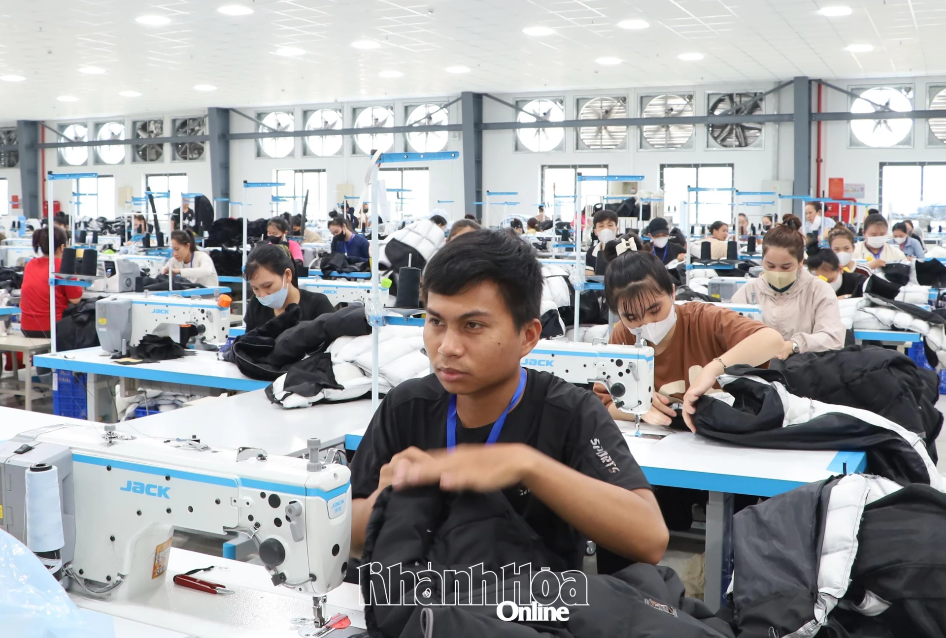 Công nhân Công ty TNHH May Trilink Việt Nam vào ca sản xuất.