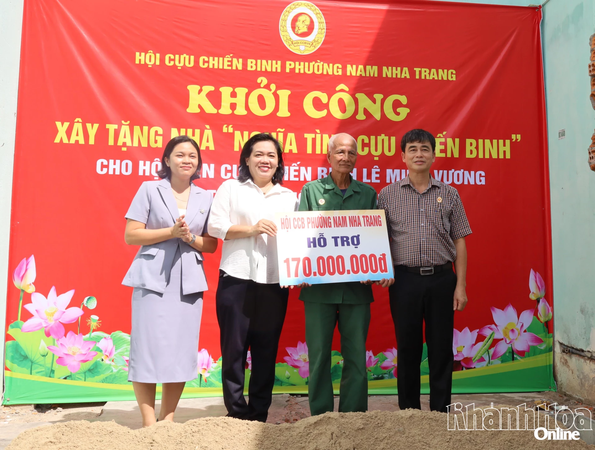 Lãnh đạo Hội Cựu chiến binh phường trao bảng tượng trưng số tiền hỗ trợ cho gia đình.