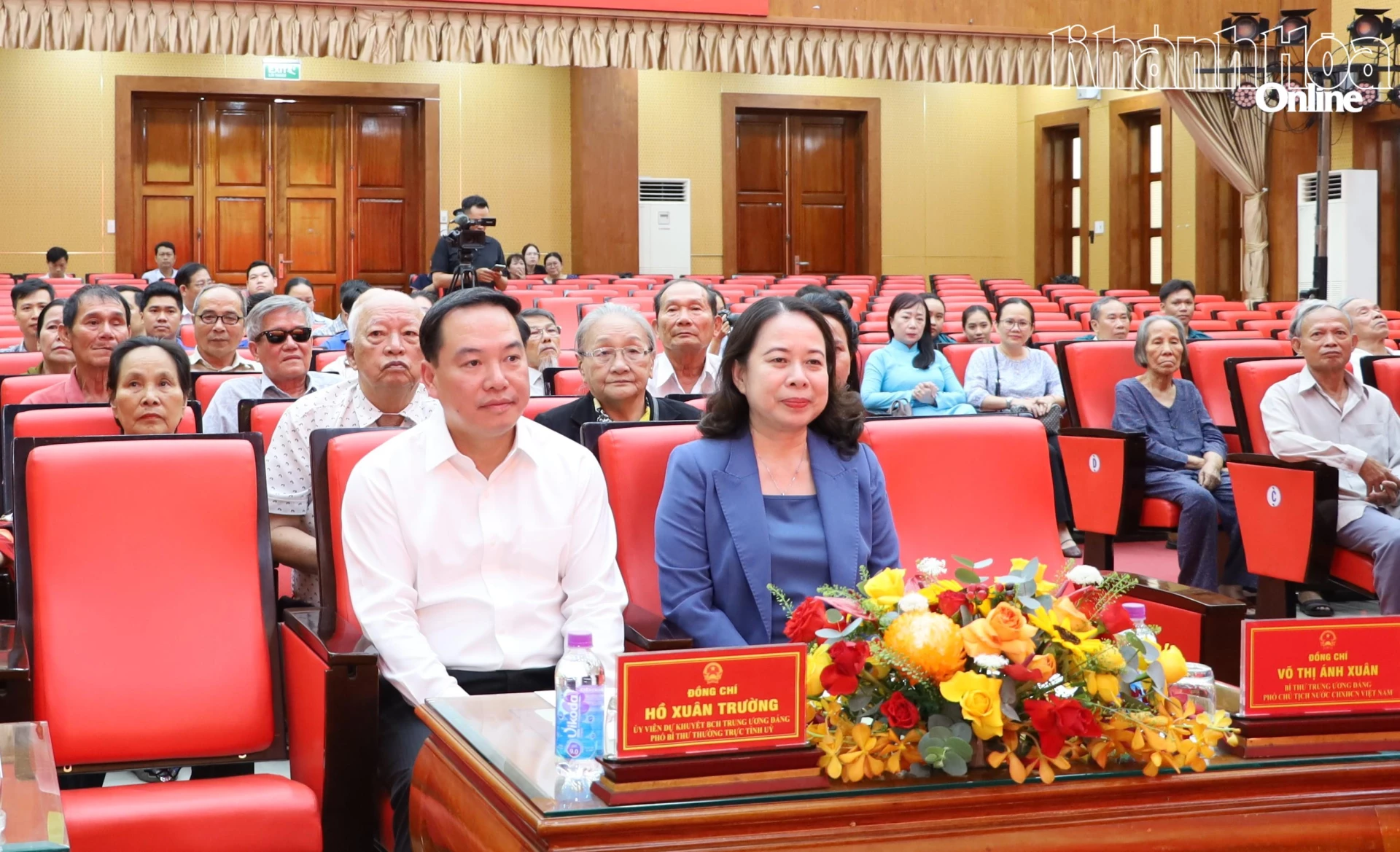 Phó Chủ tịch nước Võ Thị Ánh Xuân và đồng chí Hồ Xuân Trường tại buổi gặp mặt, tặng quà tri ân người có công với cách mạng.